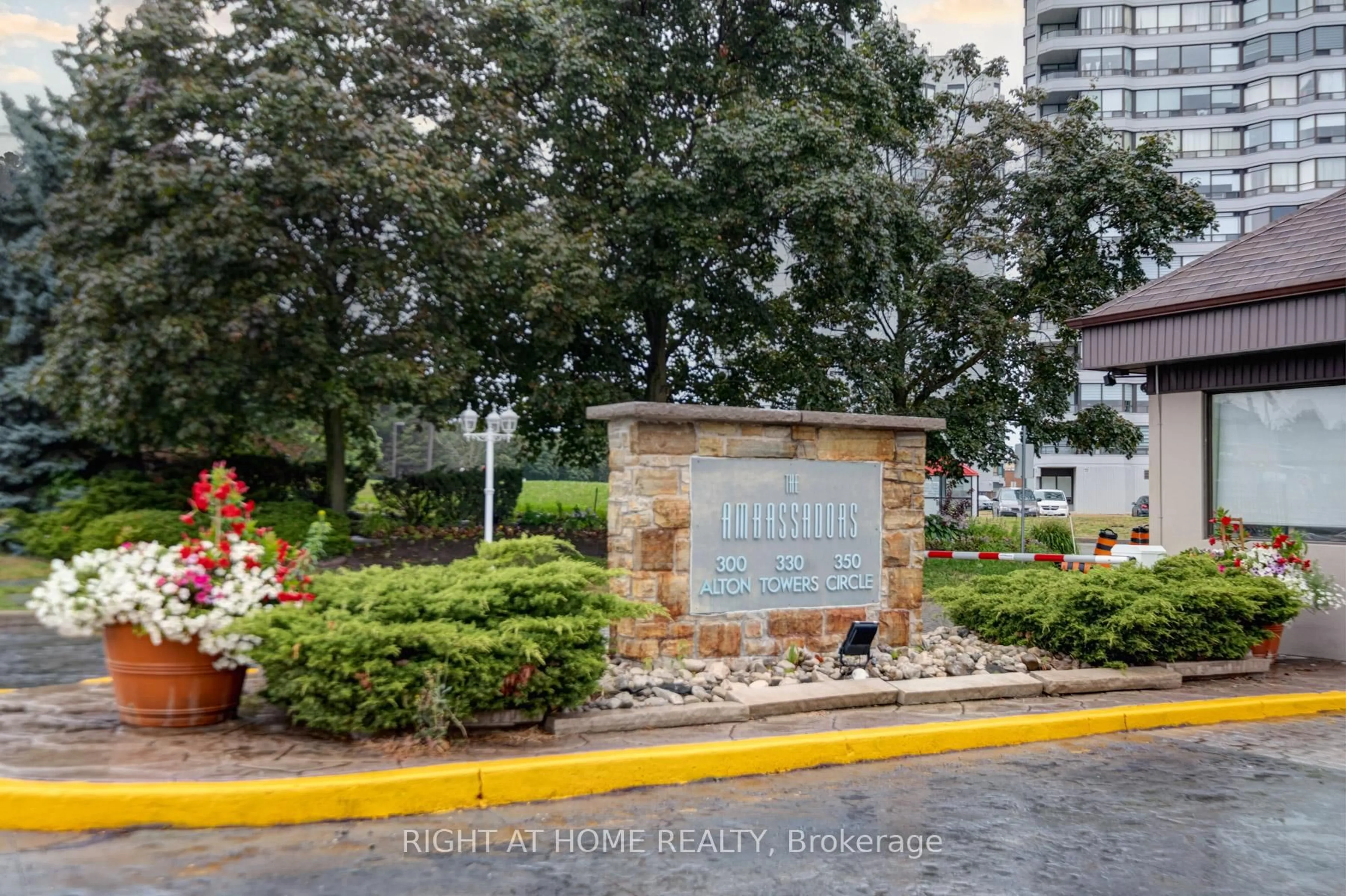 Unknown for 330 Alton Towers Circ #PH201, Toronto Ontario M1V 5H3