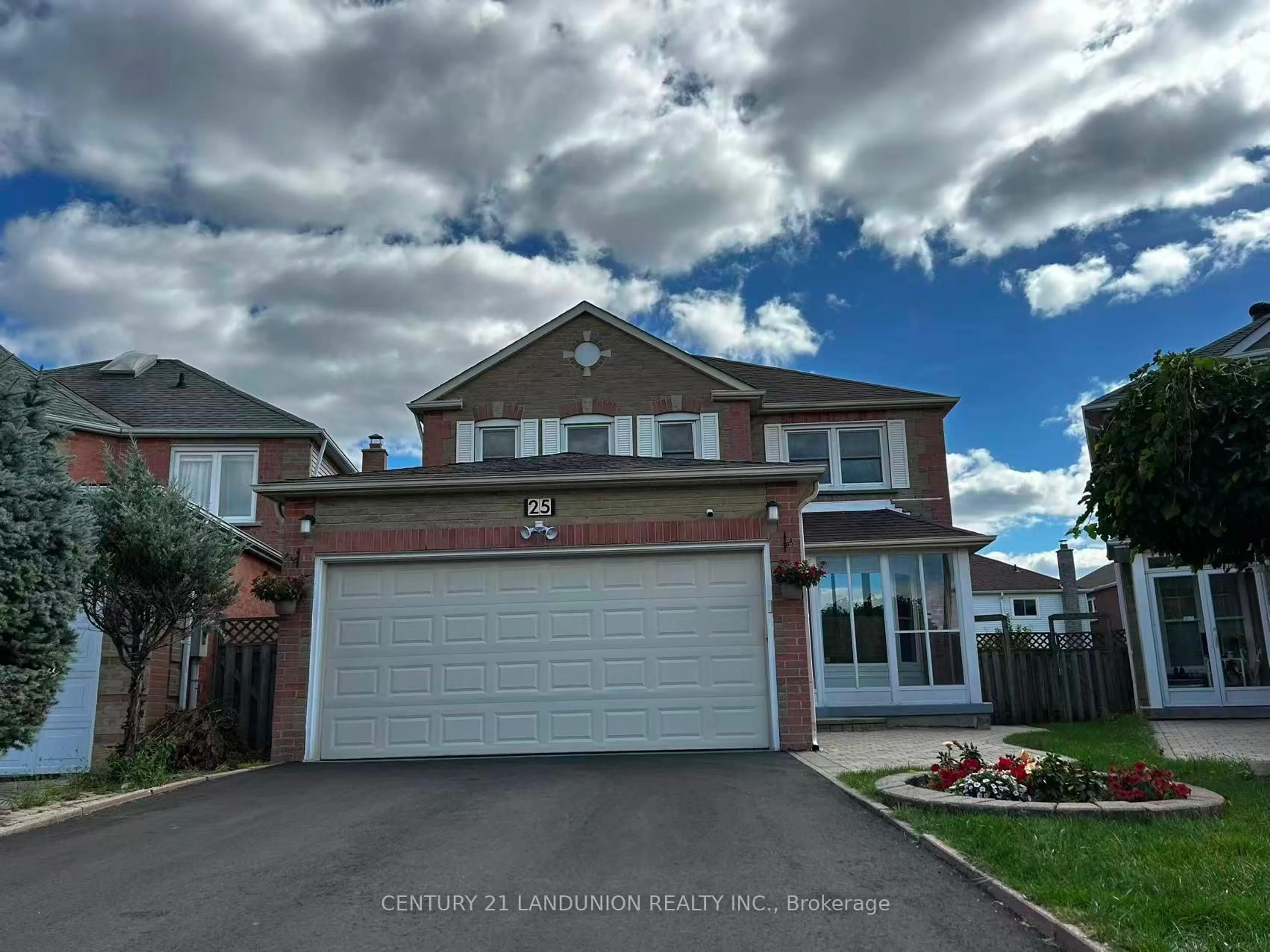 A pic from outside/outdoor area/front of a property/back of a property/a pic from drone, street for 25 Bemerton Crt, Toronto Ontario M1V 4P9
