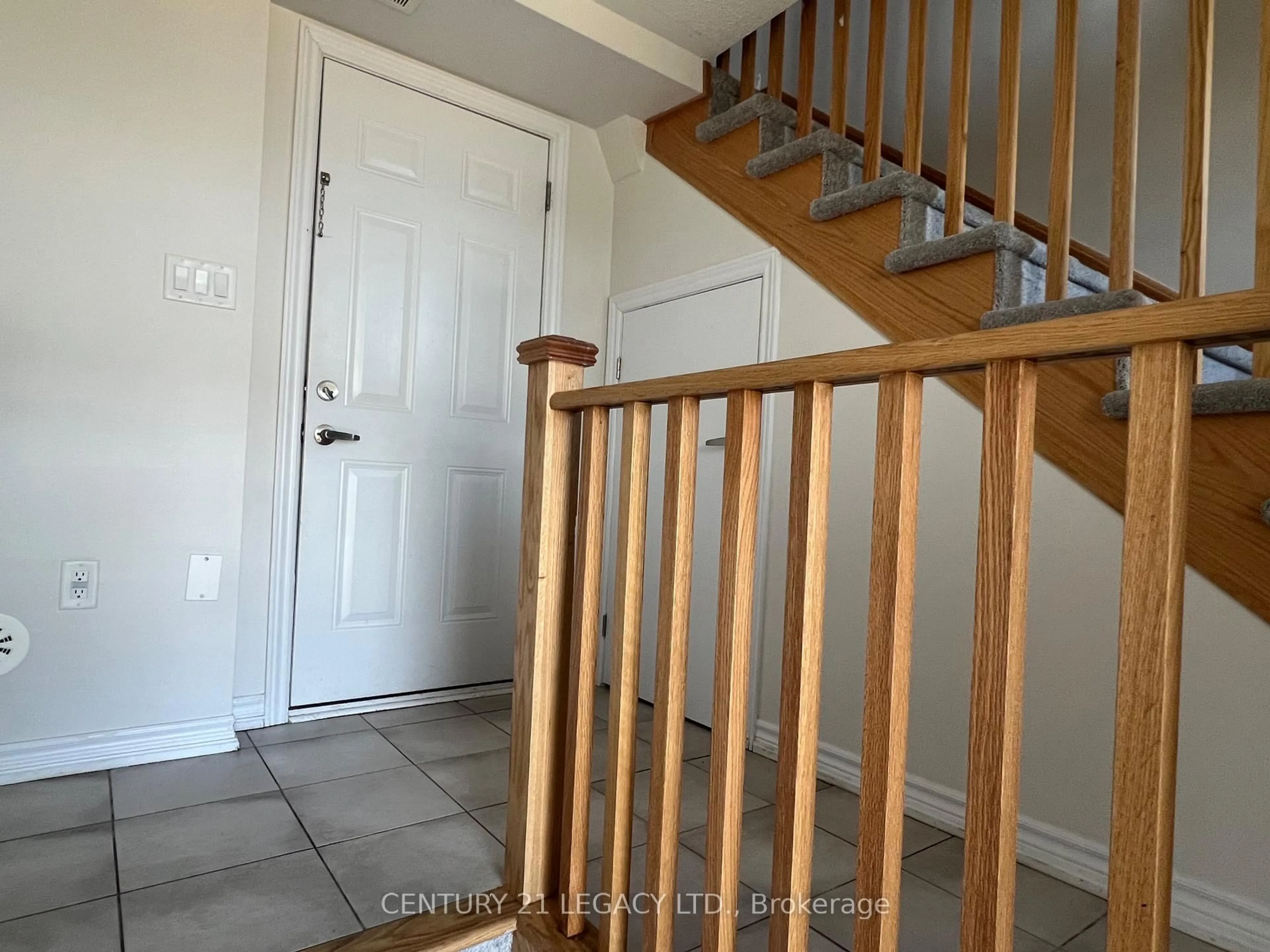 Indoor entryway for 1530 Bloor St, Clarington Ontario L1E 0G9