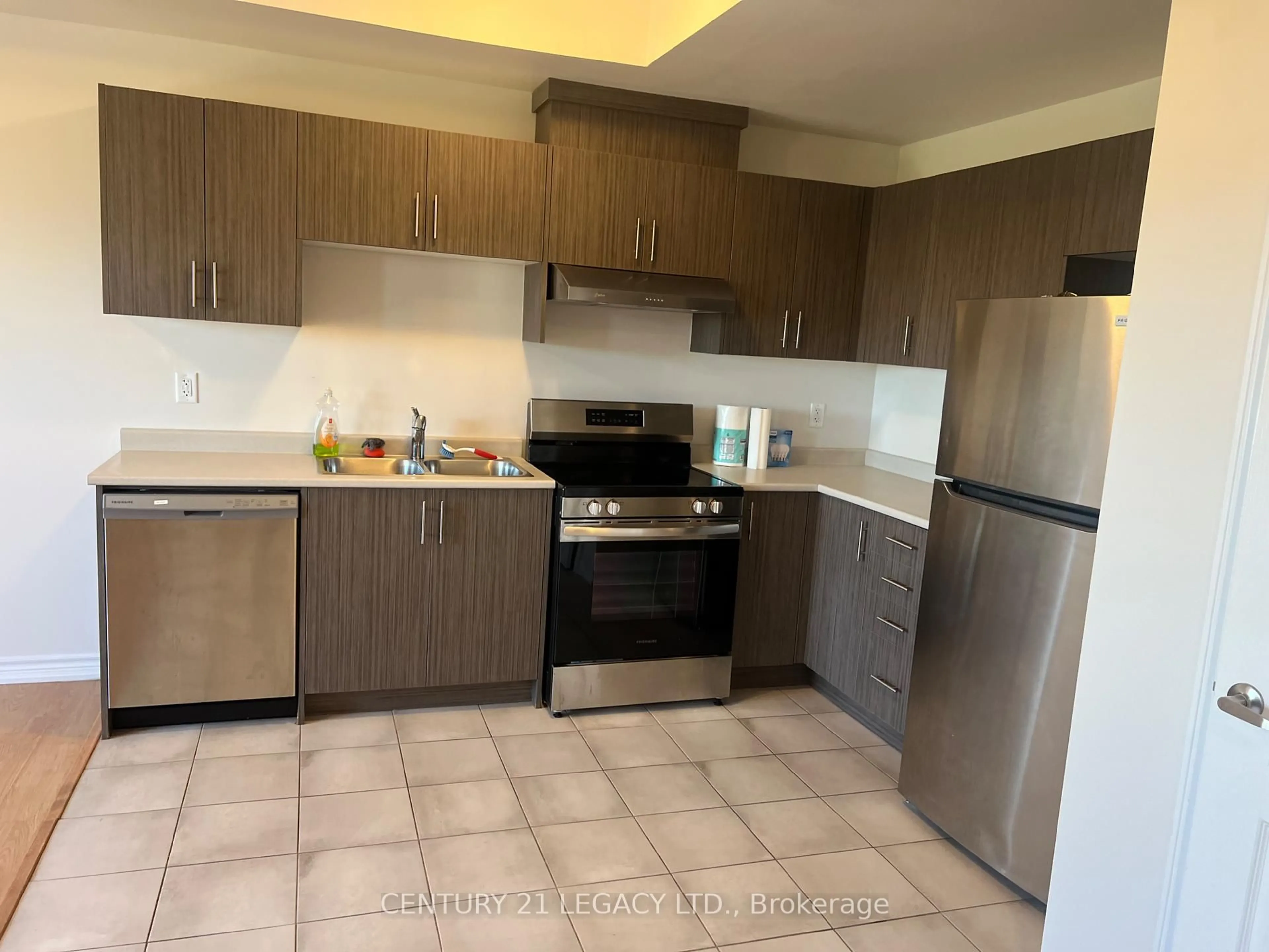 Standard kitchen, ceramic/tile floor for 1530 Bloor St, Clarington Ontario L1E 0G9