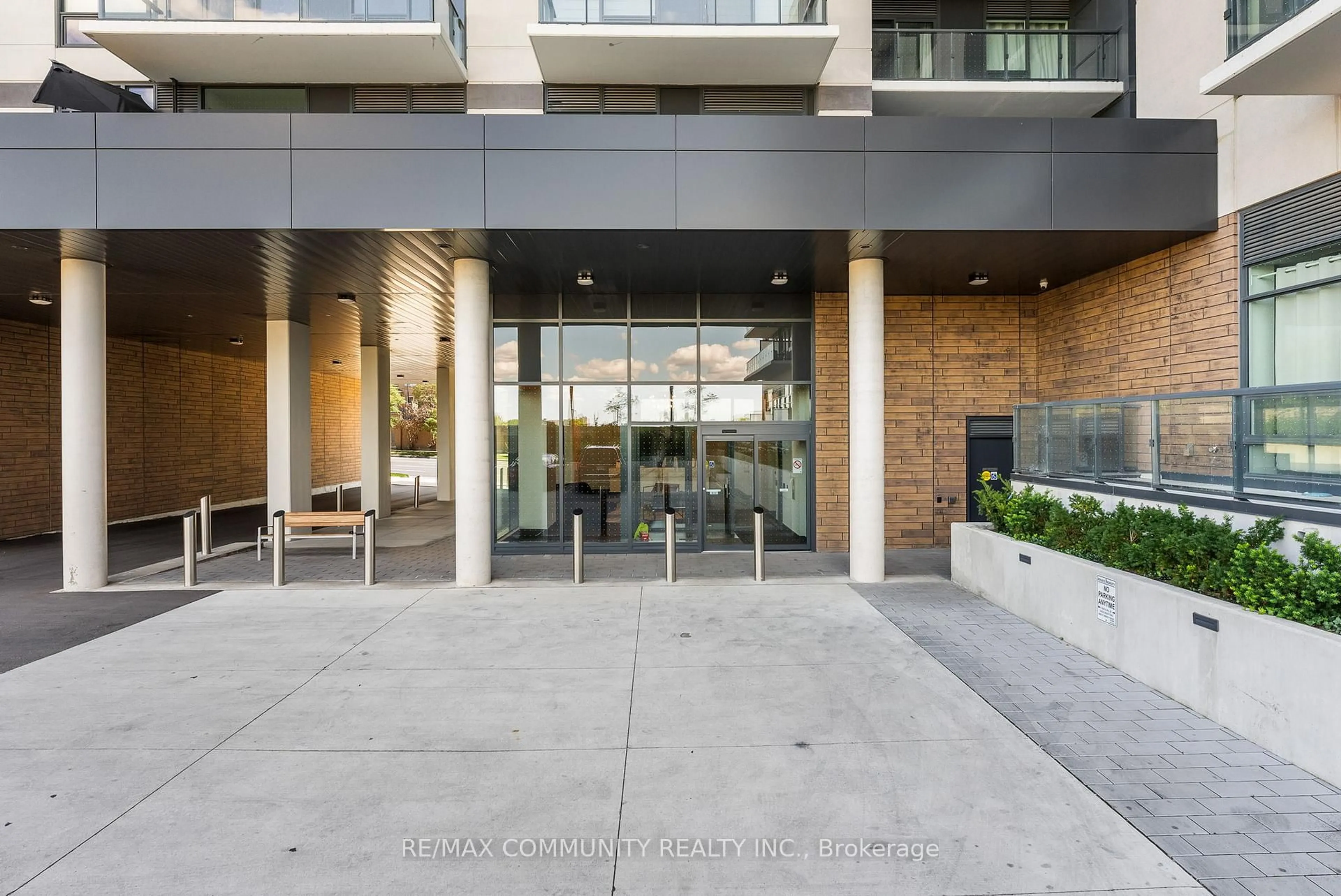 Indoor foyer for 1350 Ellesmere Rd #206, Toronto Ontario M1P 0G6