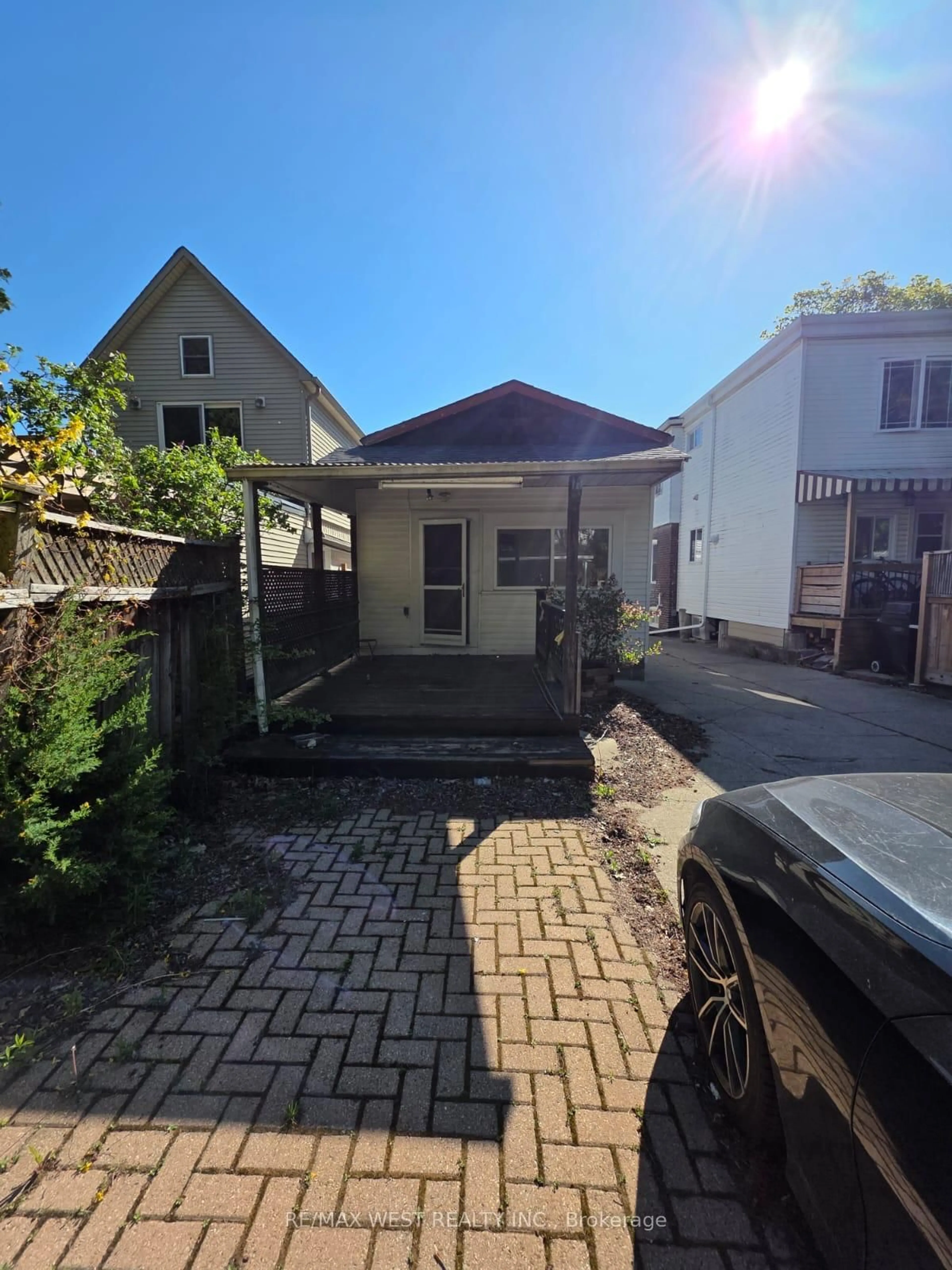 A pic from outside/outdoor area/front of a property/back of a property/a pic from drone, street for 160 King Edward Ave, Toronto Ontario M4C 5J8