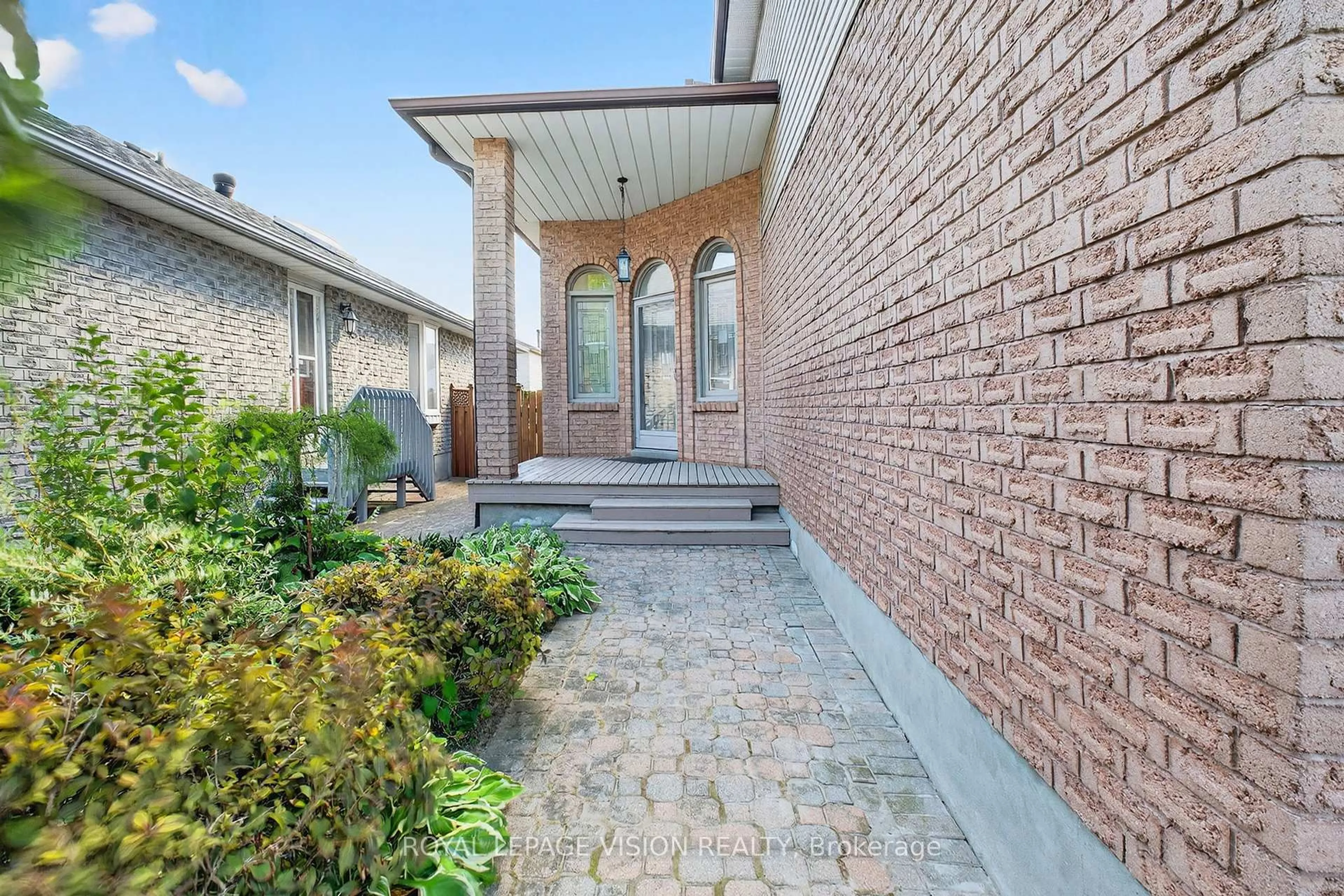 Home with brick exterior material, street for 811 Beatrice St, Oshawa Ontario L1K 2H8