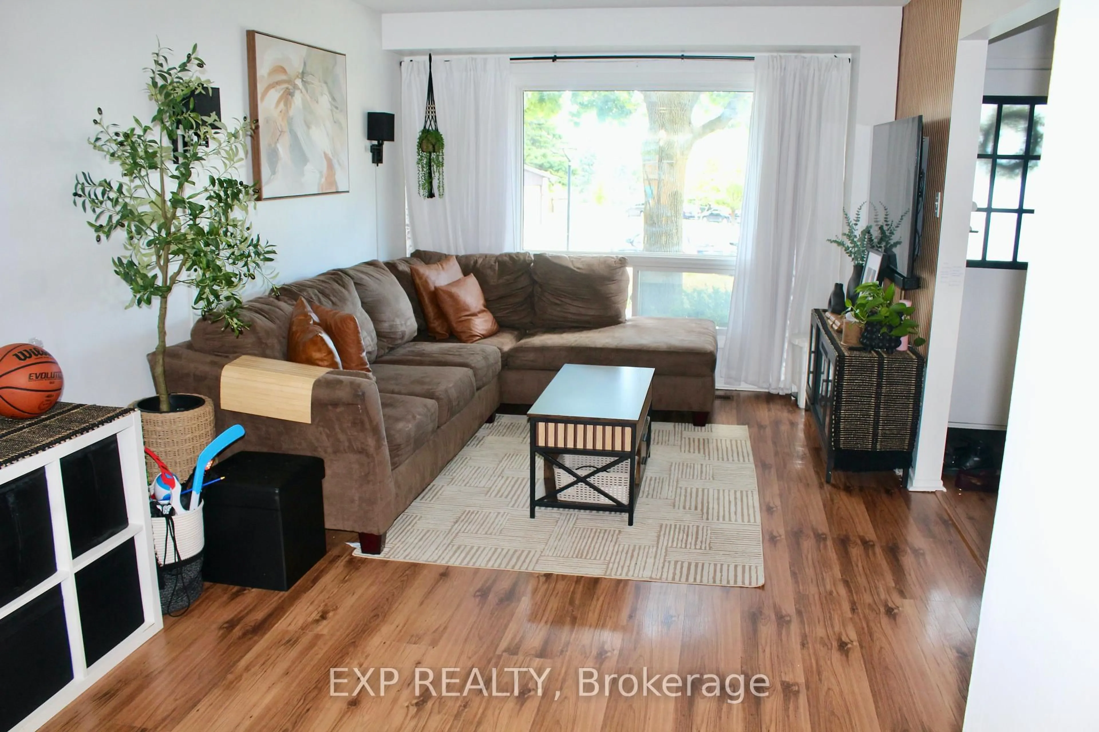 Living room with furniture, wood/laminate floor for 611 Galahad Dr #66, Oshawa Ontario L1K 1M1