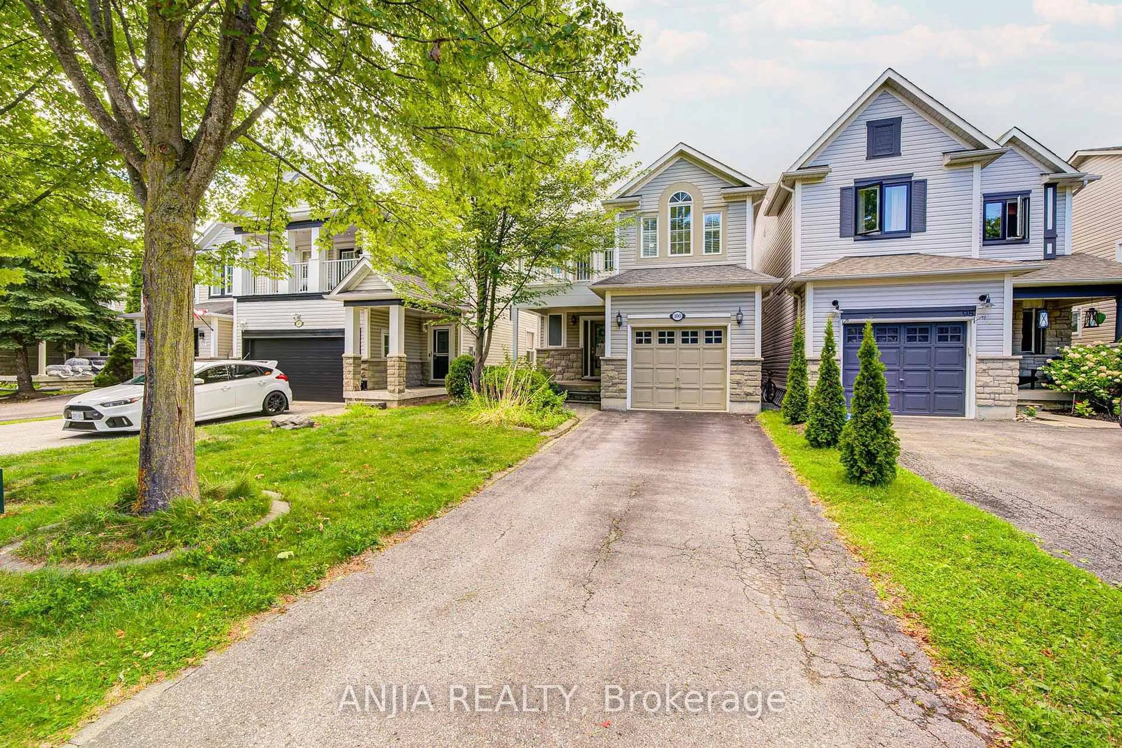 A pic from outside/outdoor area/front of a property/back of a property/a pic from drone, street for 100 Charest Pl, Whitby Ontario L1M 2B2