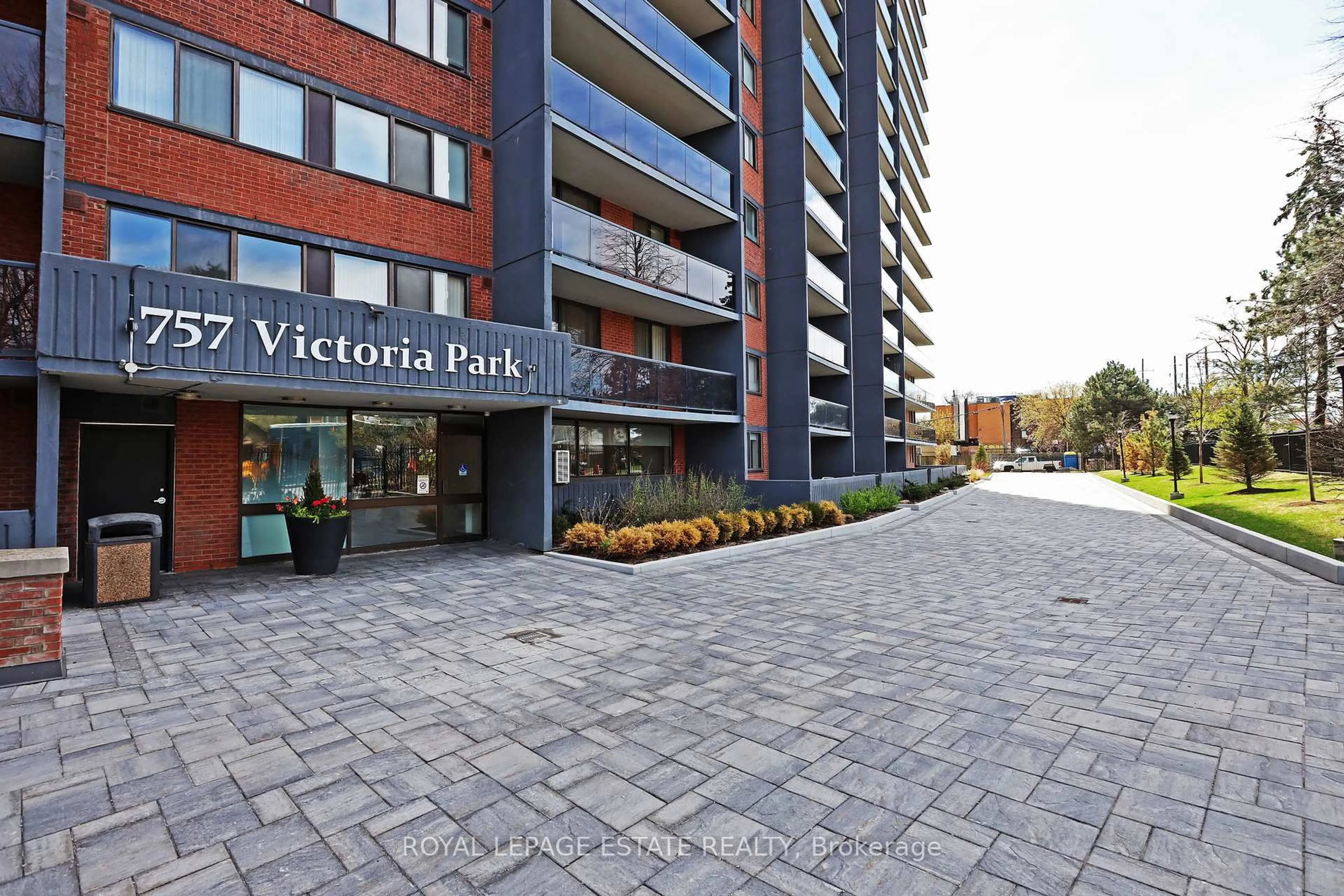A pic from outside/outdoor area/front of a property/back of a property/a pic from drone, street for 757 Victoria Park Ave #906, Toronto Ontario M4C 5N8