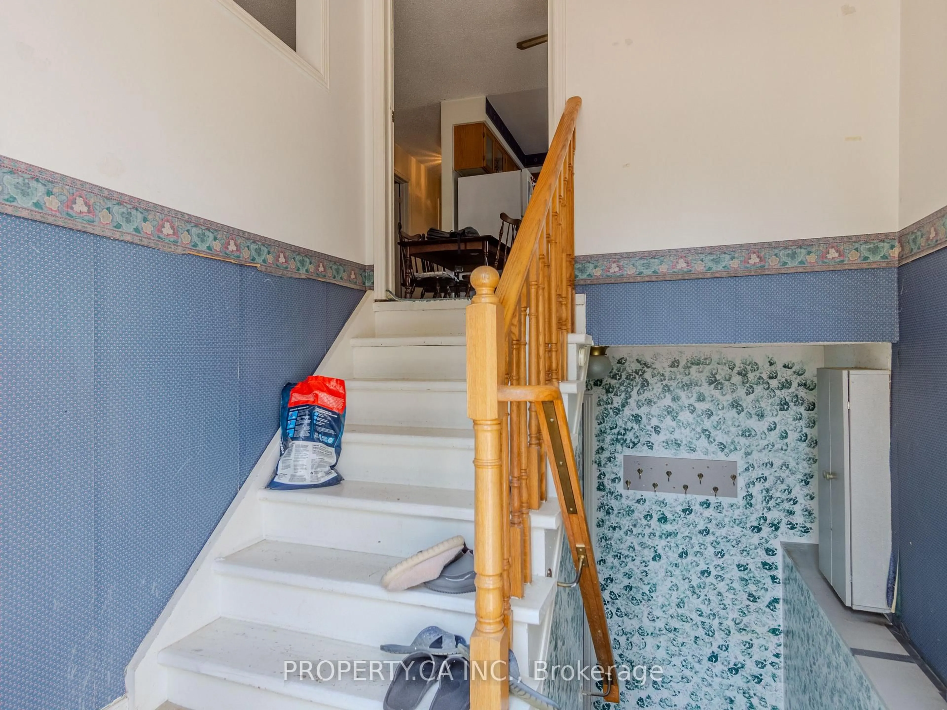 Stairs for 1415 Noel Crt, Oshawa Ontario L1J 8A7