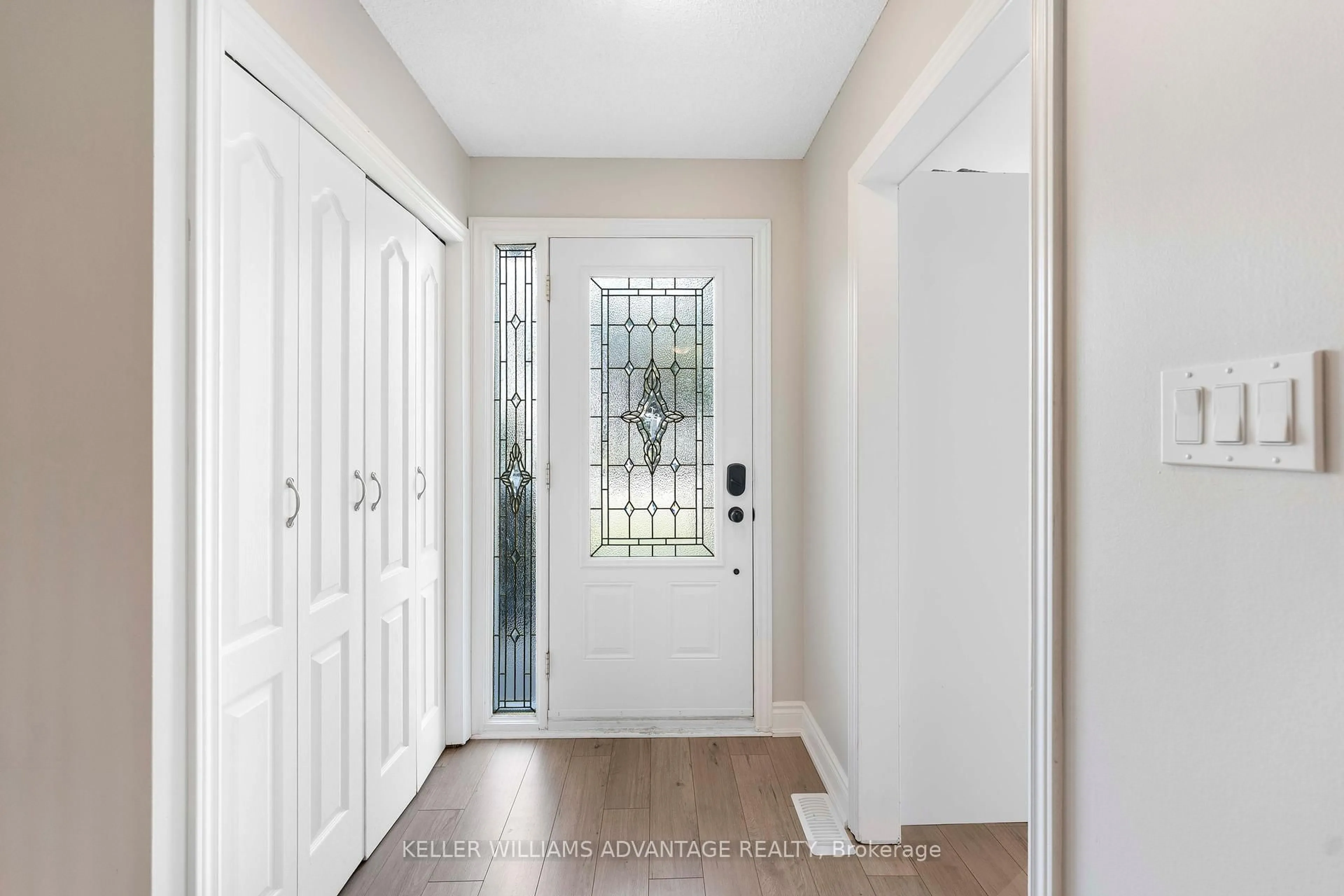 Indoor entryway for 17 Loscombe Dr, Clarington Ontario L1C 3S8