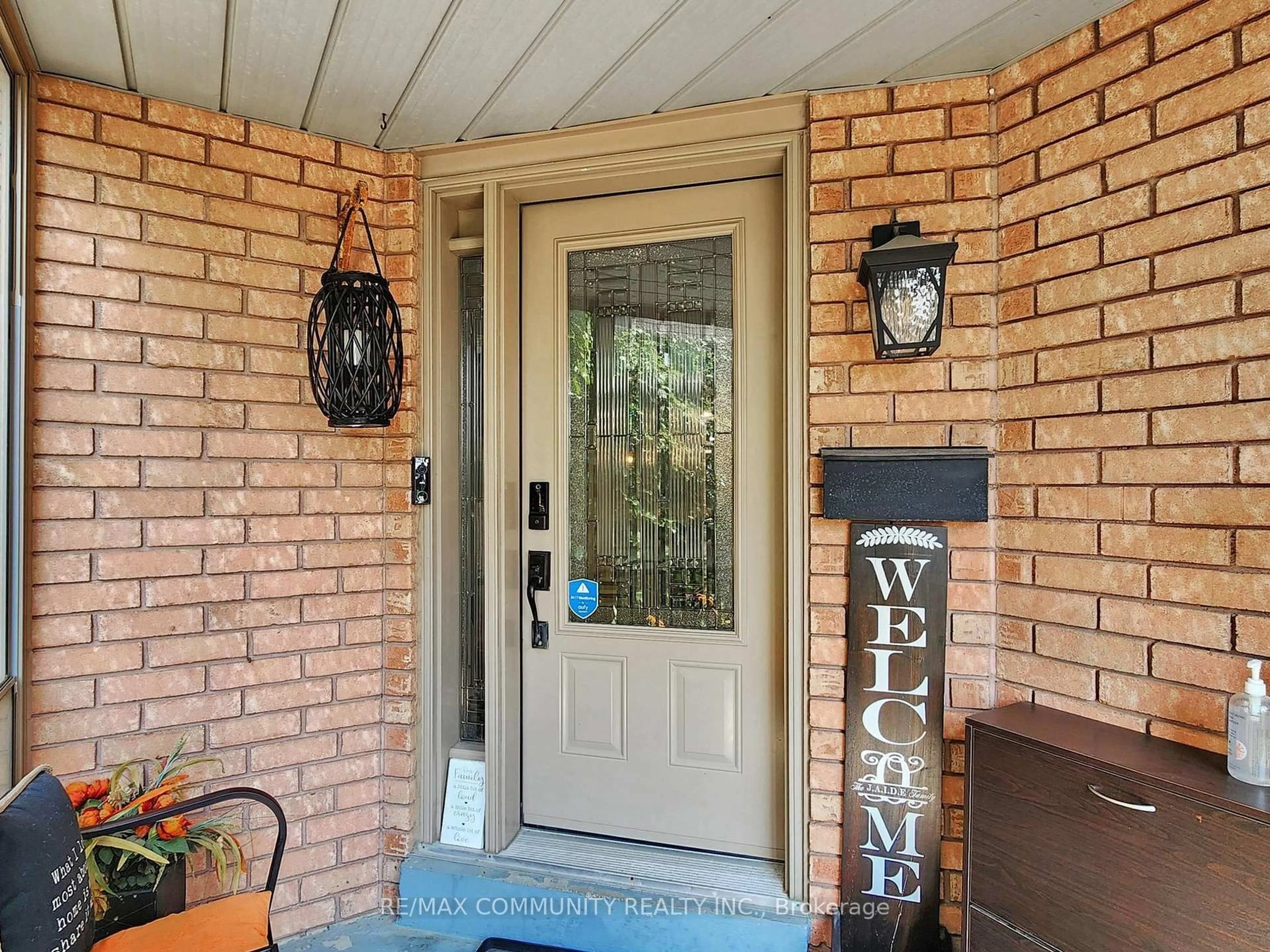 Indoor entryway for 46 Furrow Dr, Whitby Ontario L1R 1Y7
