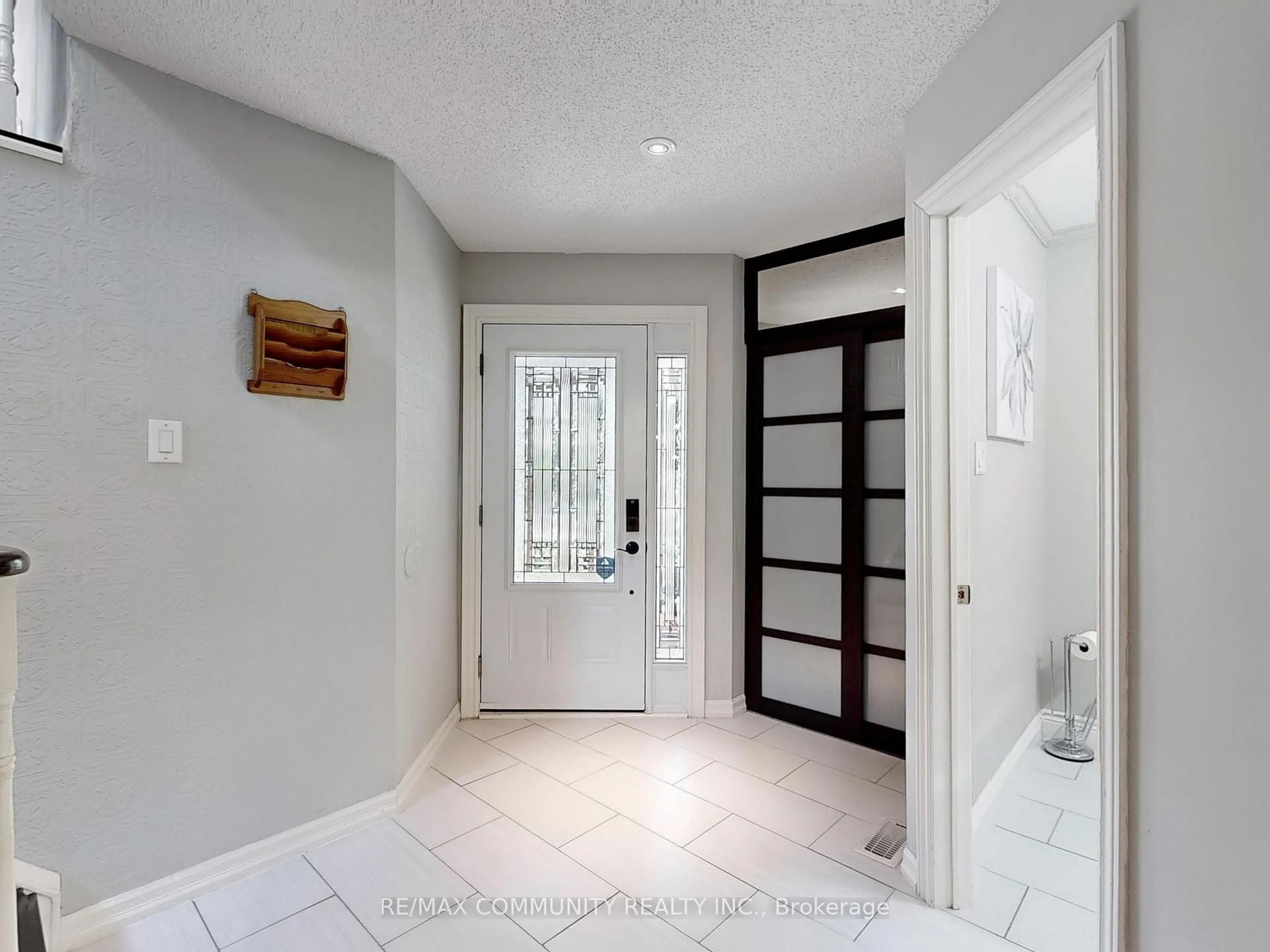 Indoor entryway for 46 Furrow Dr, Whitby Ontario L1R 1Y7