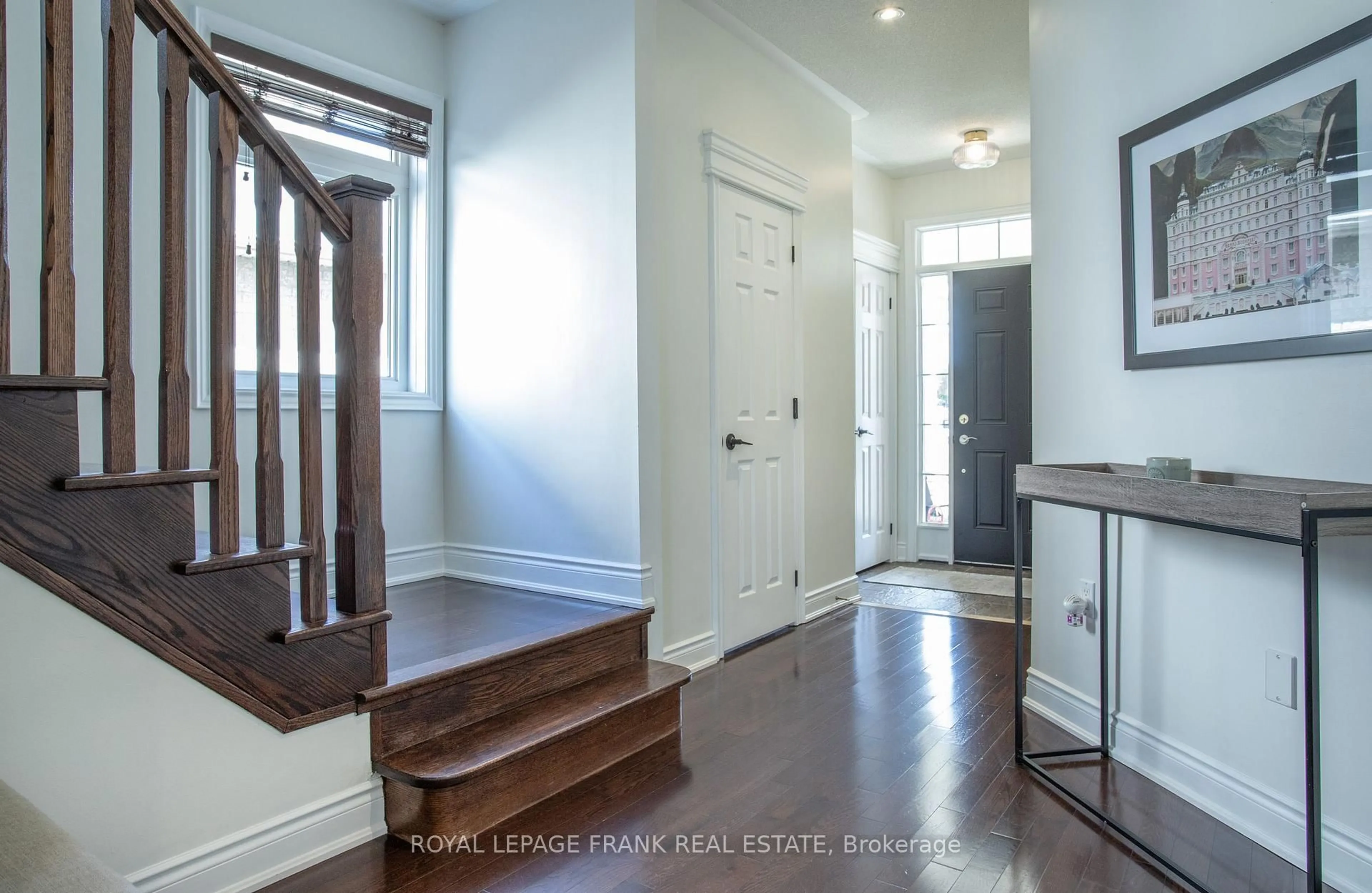 Indoor entryway for 1681 Quail Run Dr, Oshawa Ontario L1K 0M1