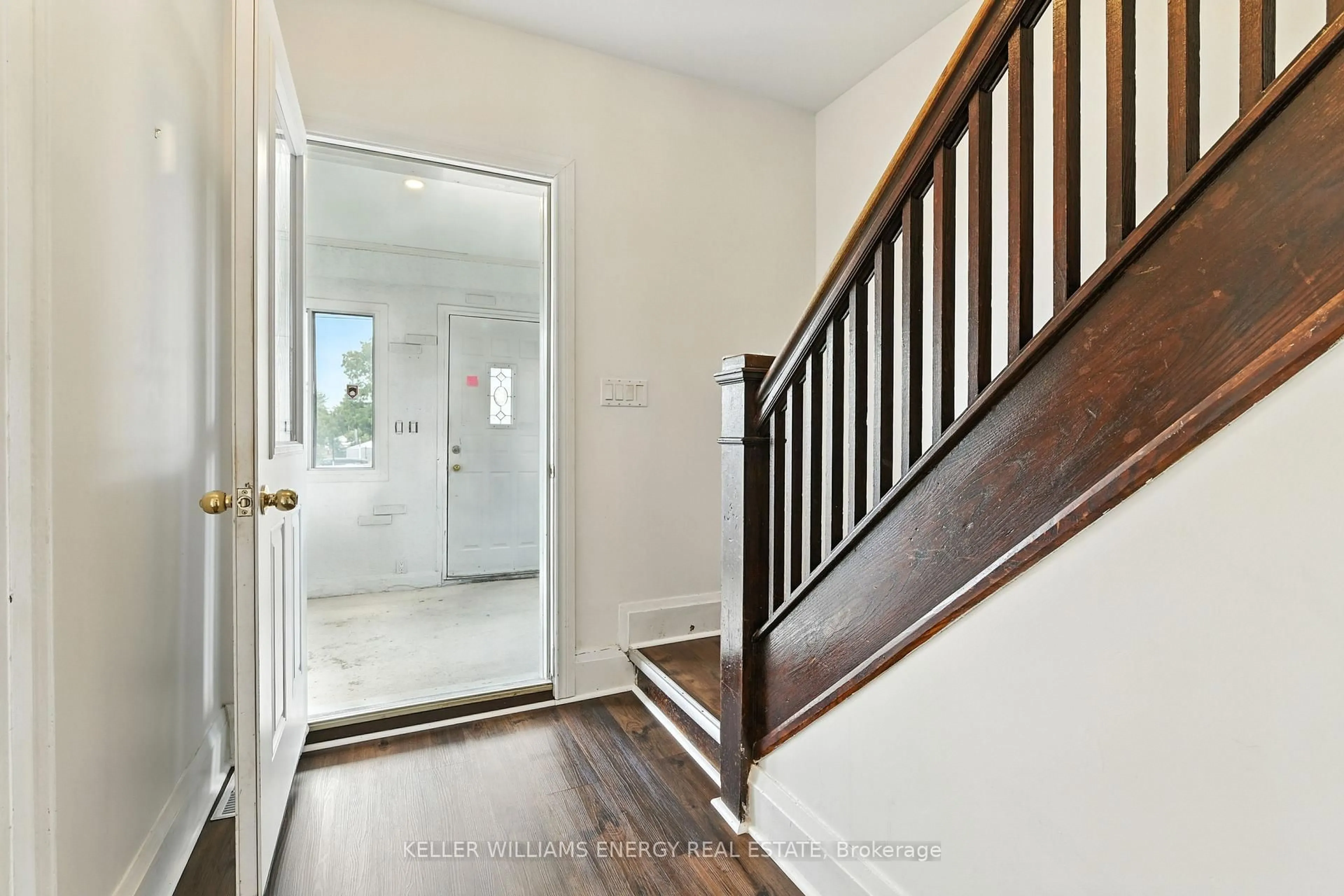 Indoor entryway for 217 Drew St, Oshawa Ontario L1H 5A4
