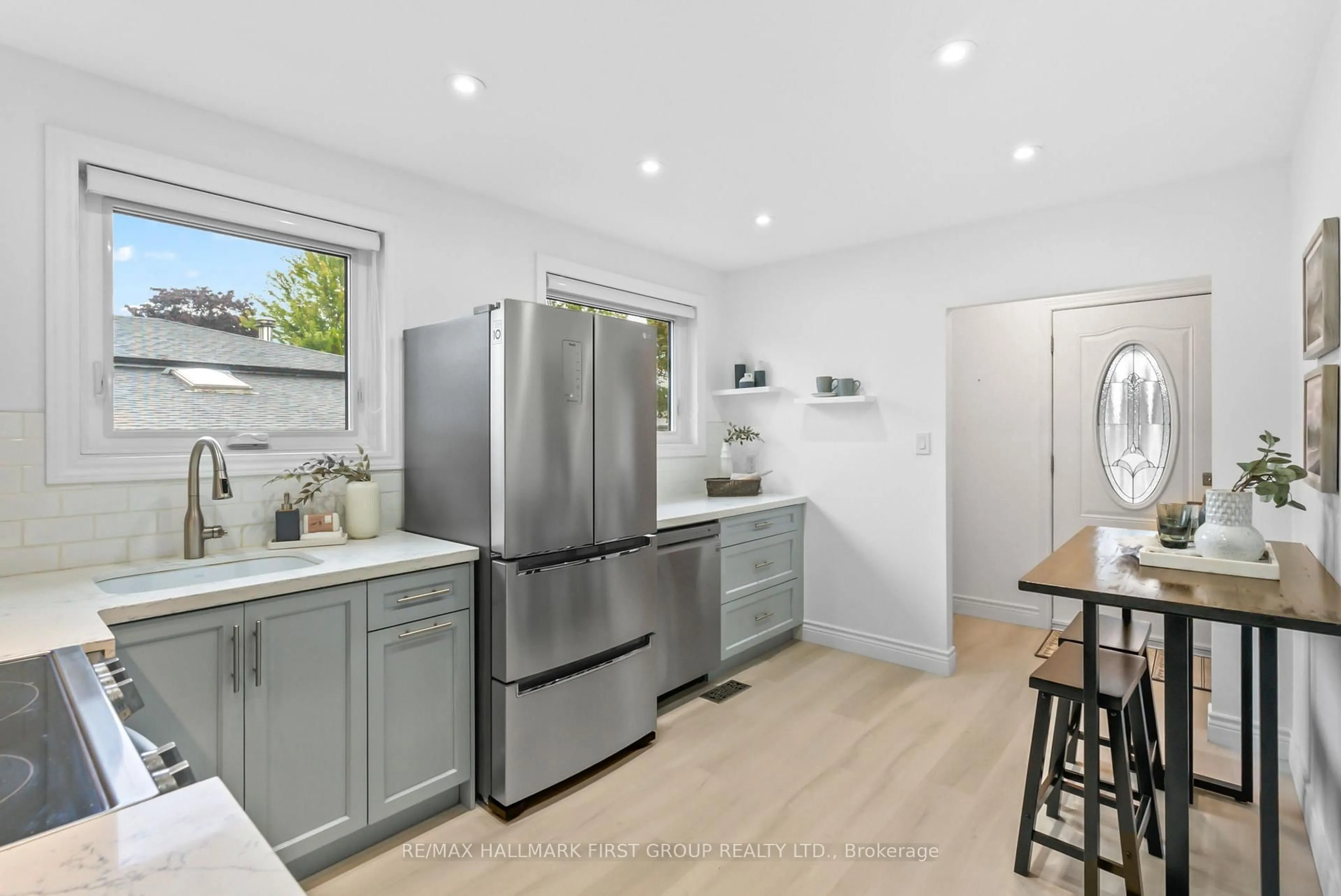 Open concept kitchen, unknown for 722 Balaton Ave, Pickering Ontario L1W 1W4