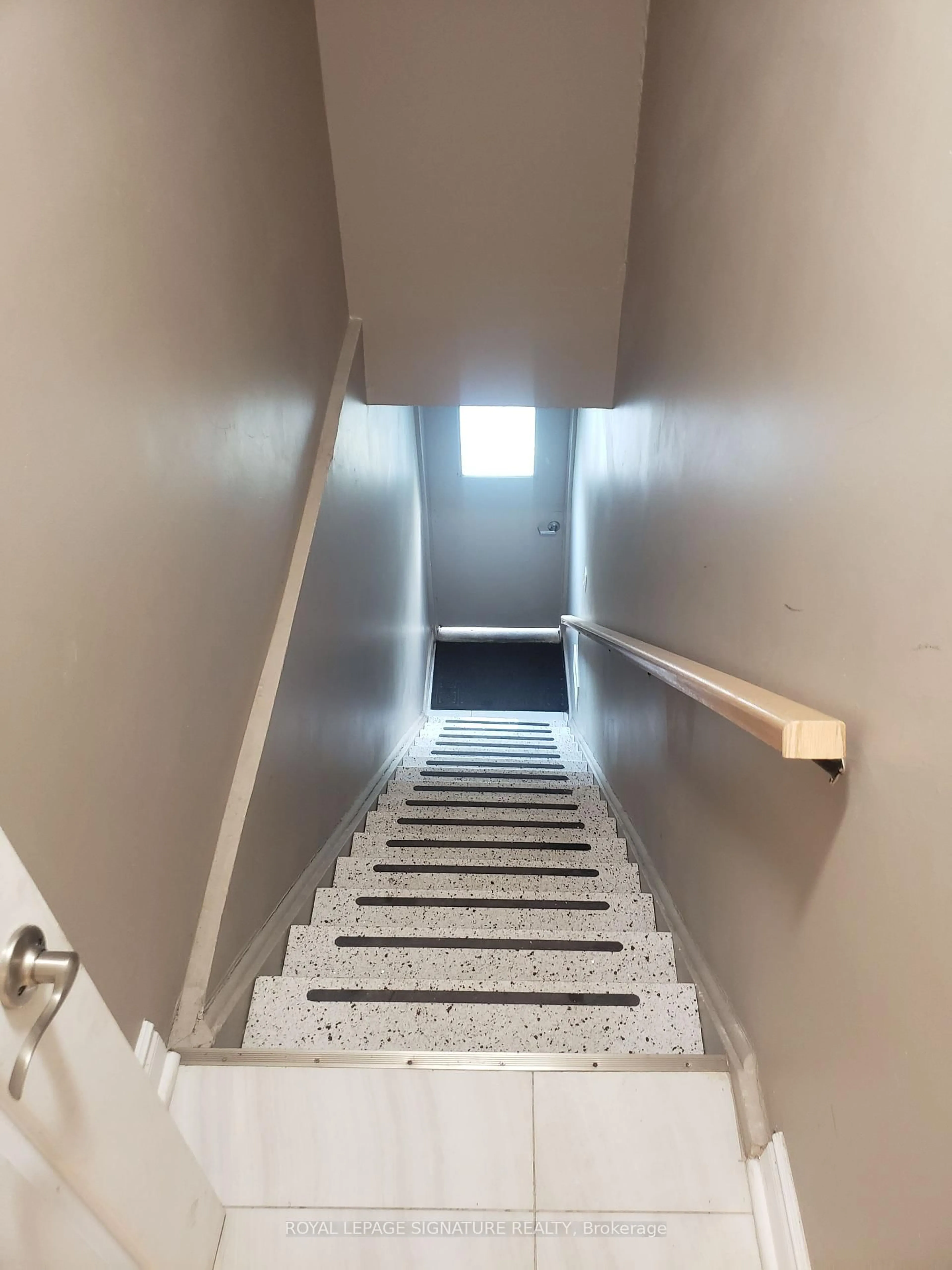 Stairs for 1301 Danforth Ave #1299, Toronto Ontario M4J 1M8