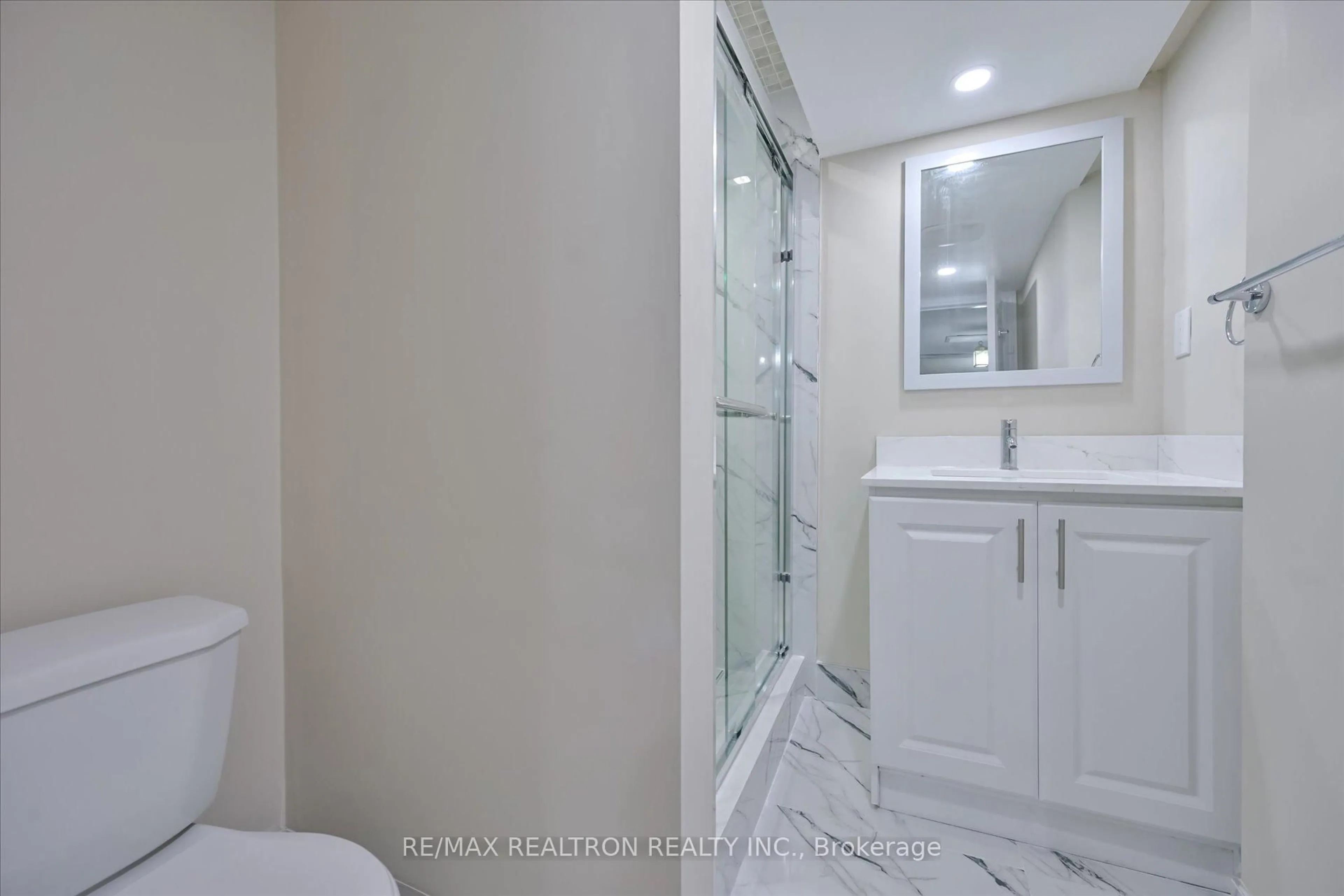 Standard bathroom, ceramic/tile floor for 203 Glen Hill Dr, Whitby Ontario L1N 7J5
