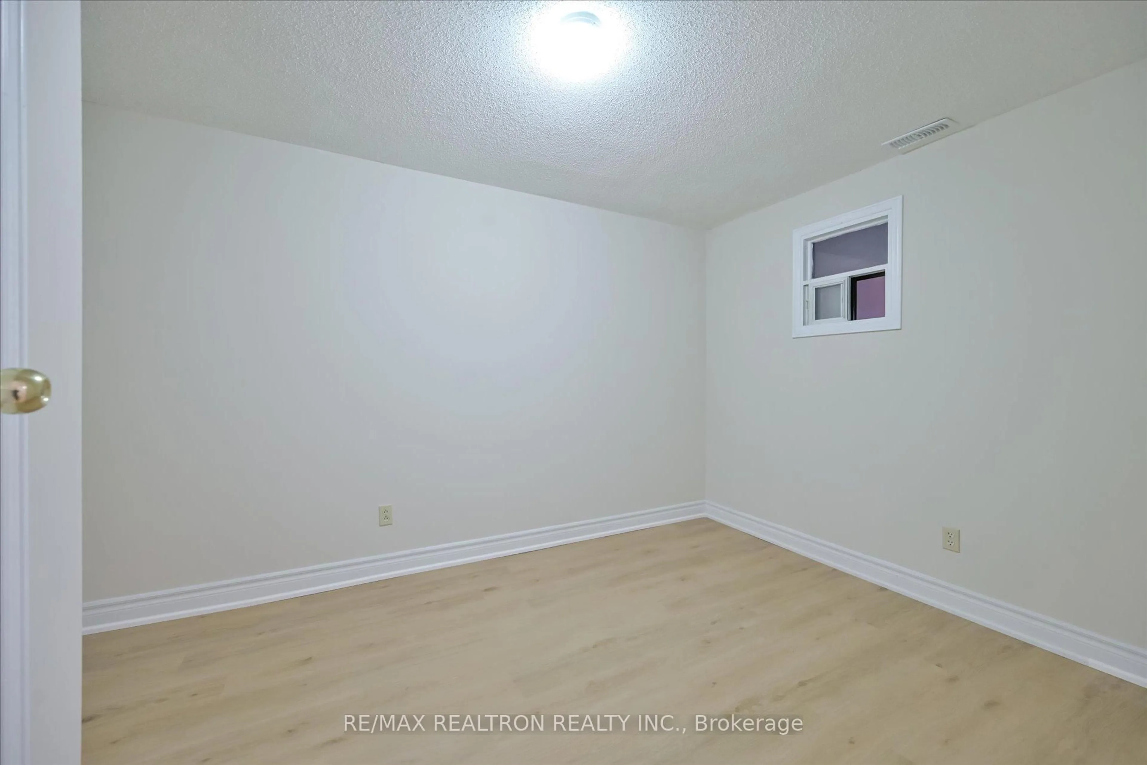 A pic of a room for 203 Glen Hill Dr, Whitby Ontario L1N 7J5
