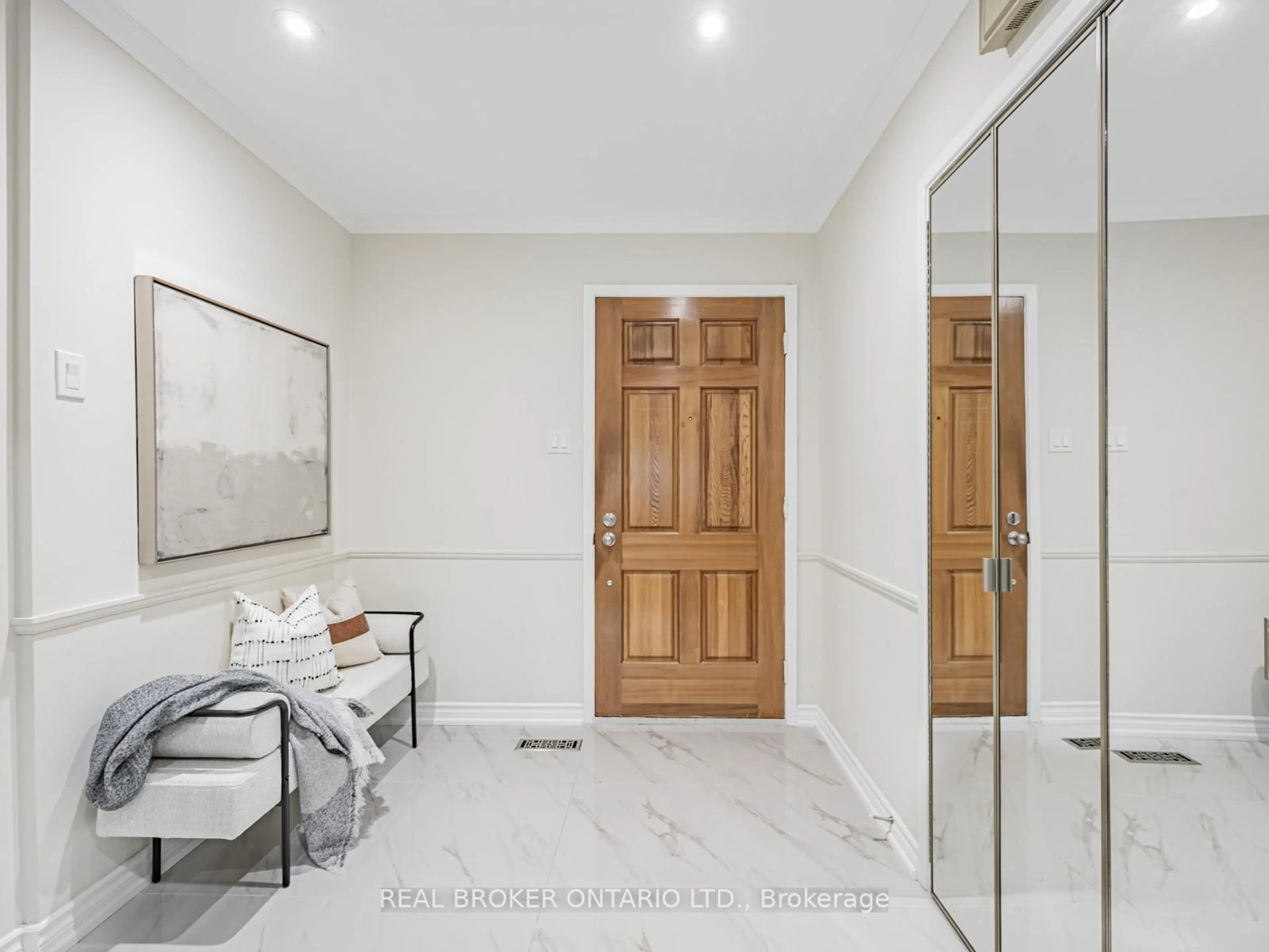 Indoor entryway for 30 Dundalk Dr #20, Toronto Ontario M1P 4W1