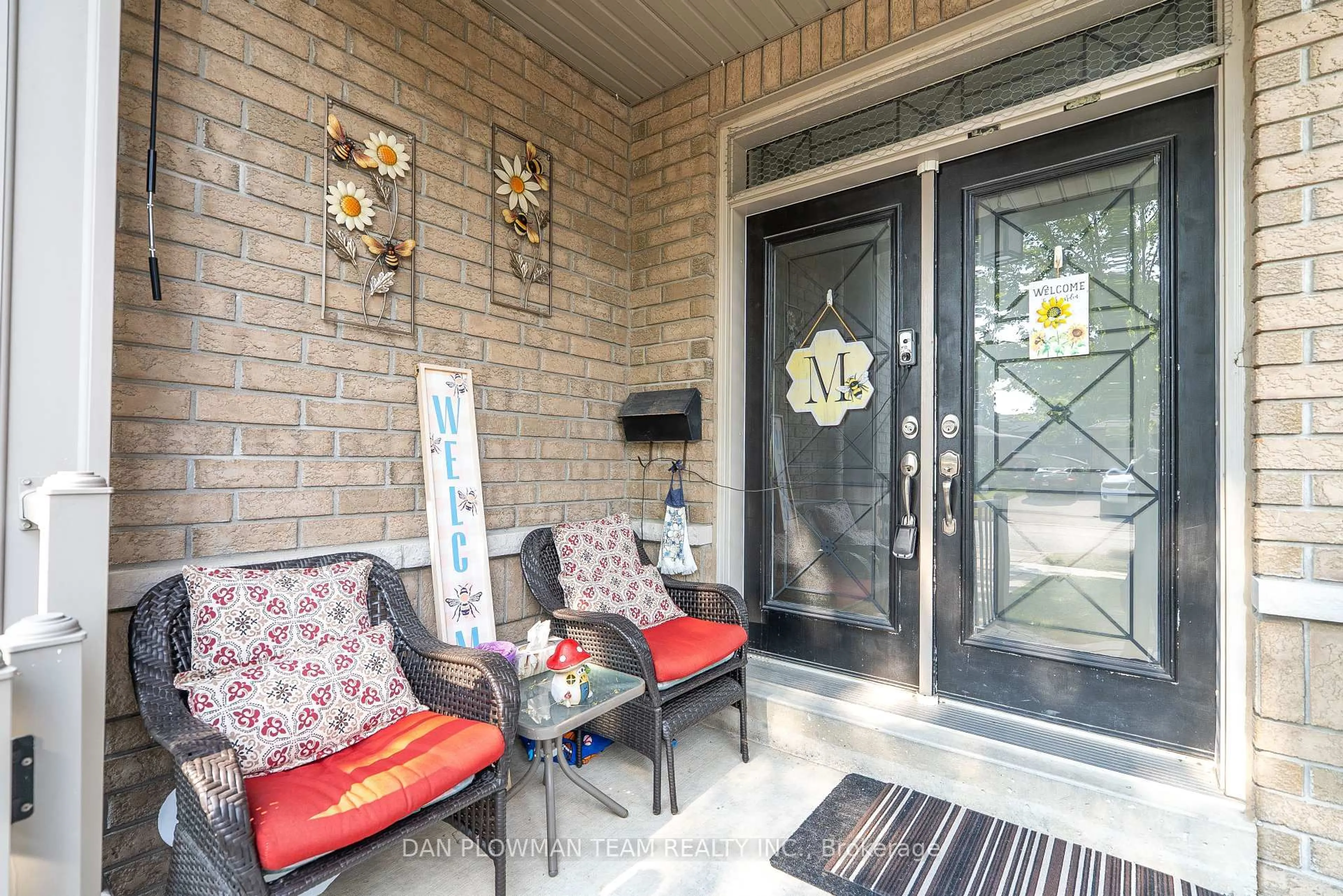 Indoor entryway for 409 Harris St, Whitby Ontario L1N 0E7