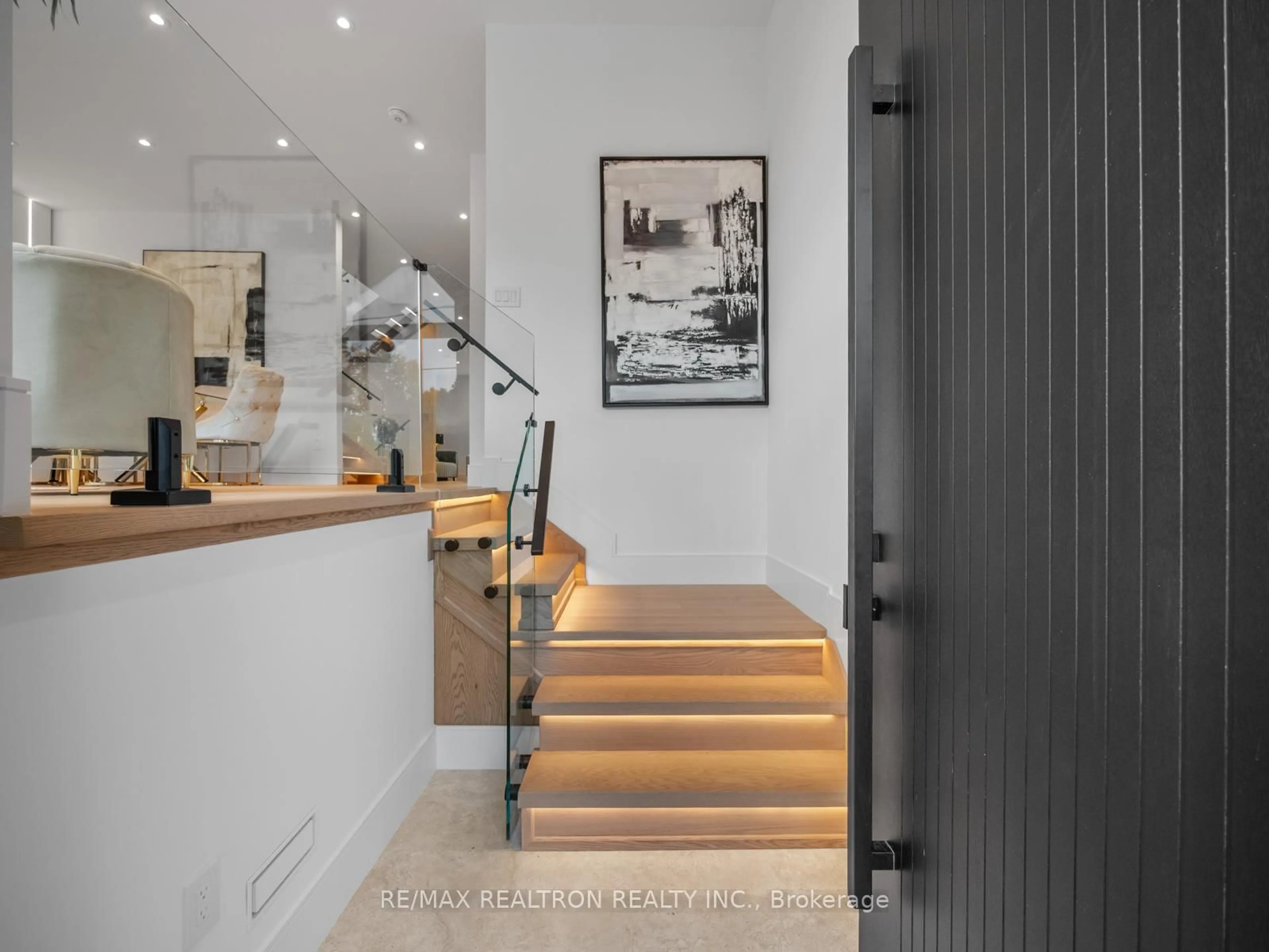 Indoor entryway for 60 ST HUBERT Ave, Toronto Ontario M4J 3Z3