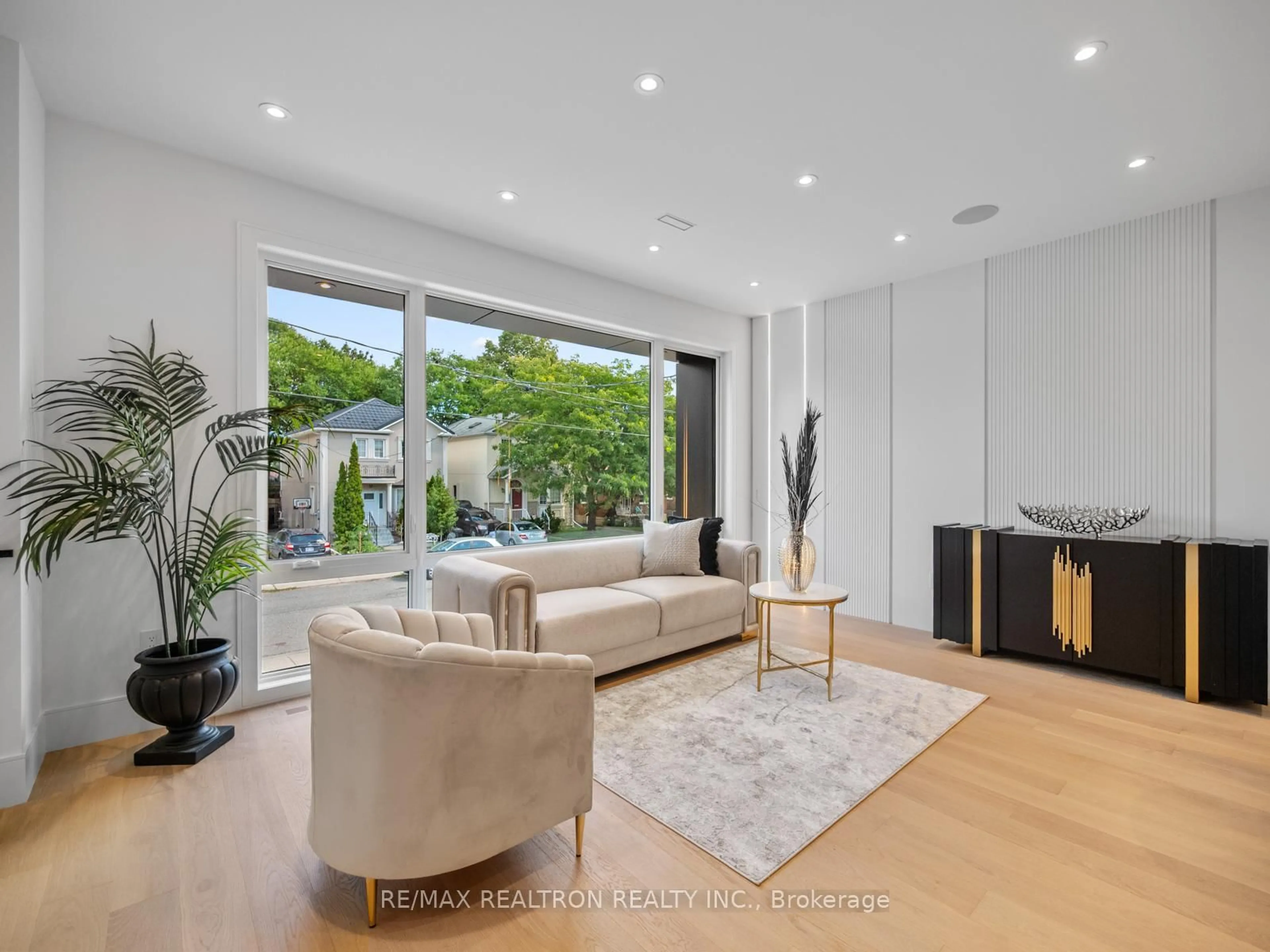 Living room with furniture, unknown for 60 ST HUBERT Ave, Toronto Ontario M4J 3Z3