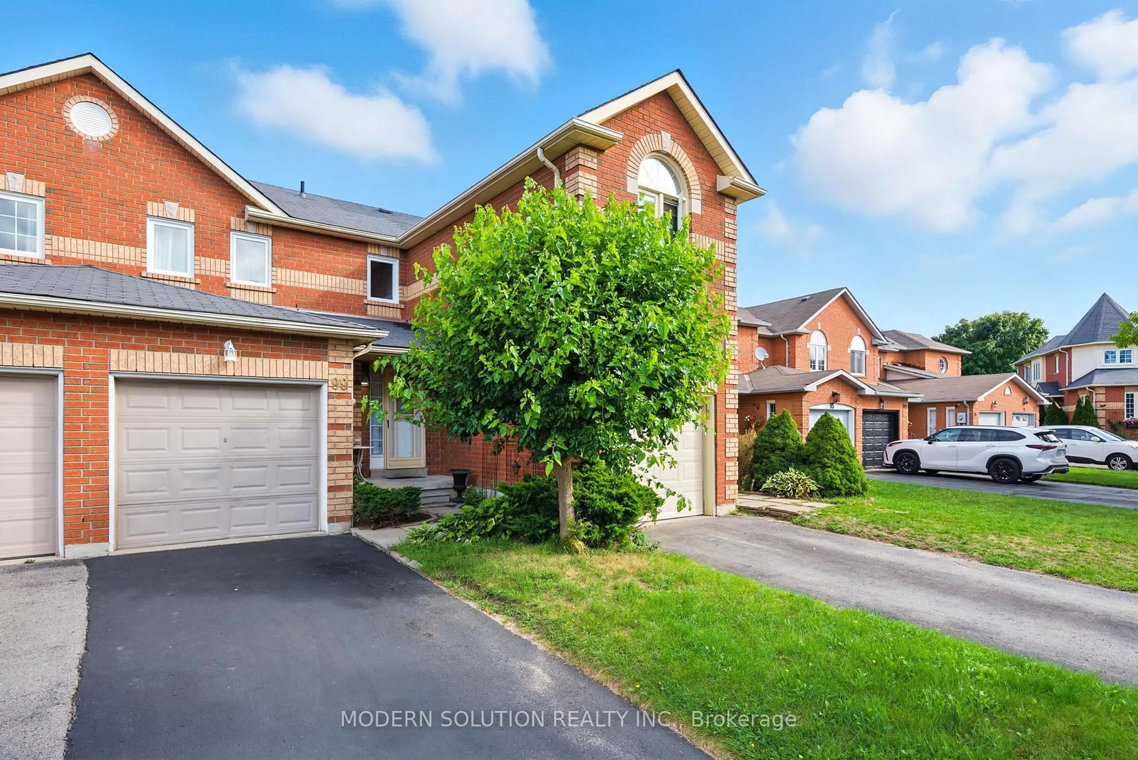 A pic from outside/outdoor area/front of a property/back of a property/a pic from drone, street for 99 Creekwood Cres, Whitby Ontario L1R 2K1