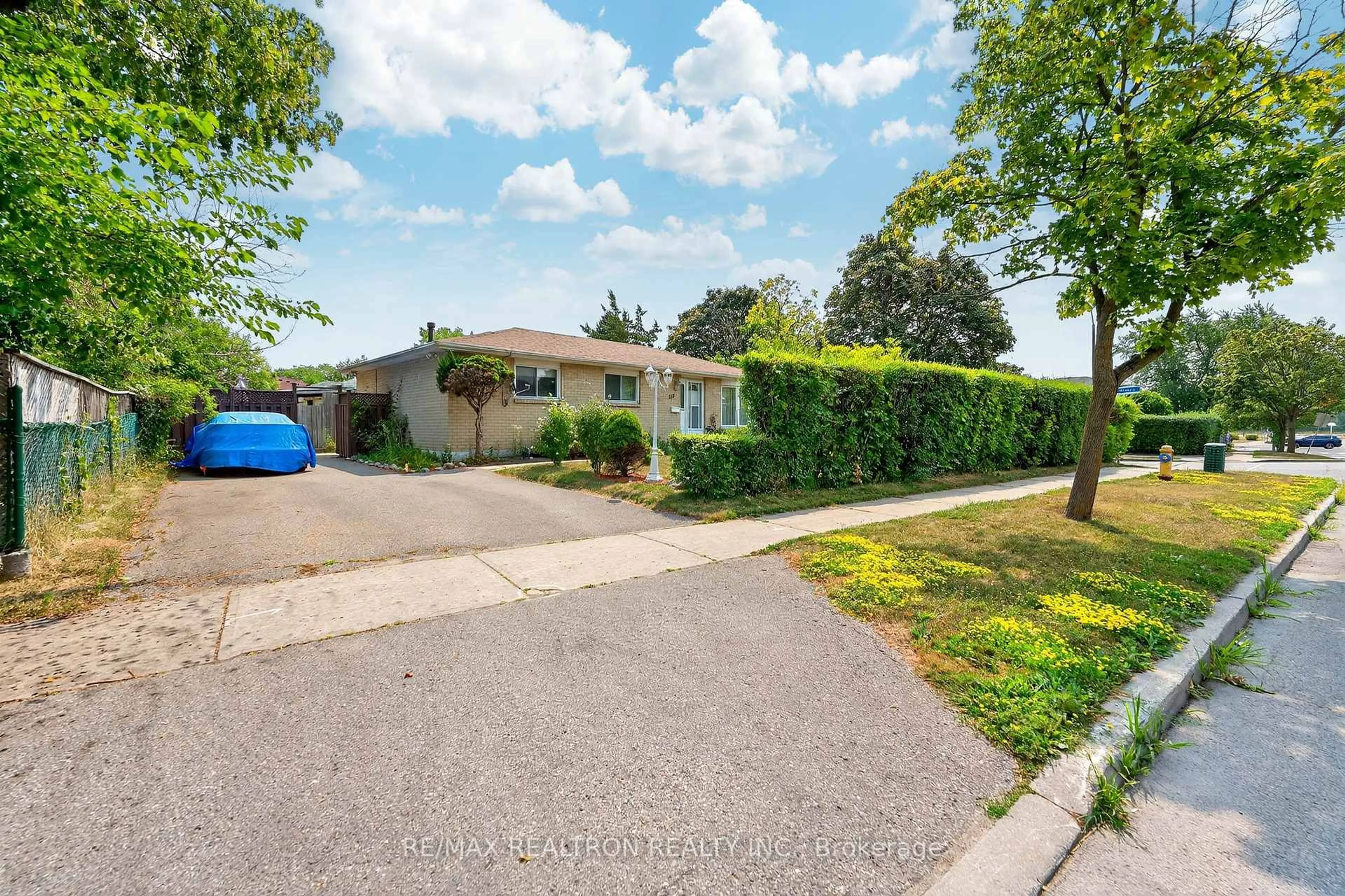A pic from outside/outdoor area/front of a property/back of a property/a pic from drone, street for 356 Burrows Hall Blvd, Toronto Ontario M1B 1J4