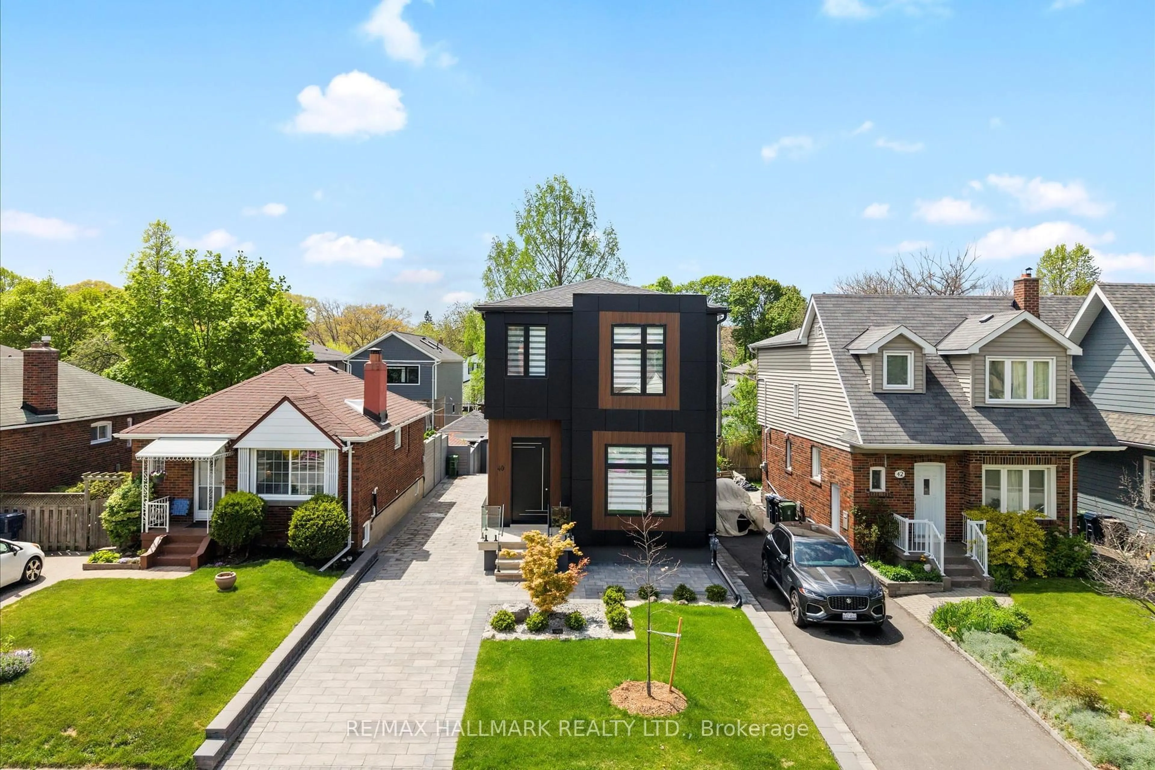 A pic from outside/outdoor area/front of a property/back of a property/a pic from drone, street for 40 Manderley Dr, Toronto Ontario M1N 3E7