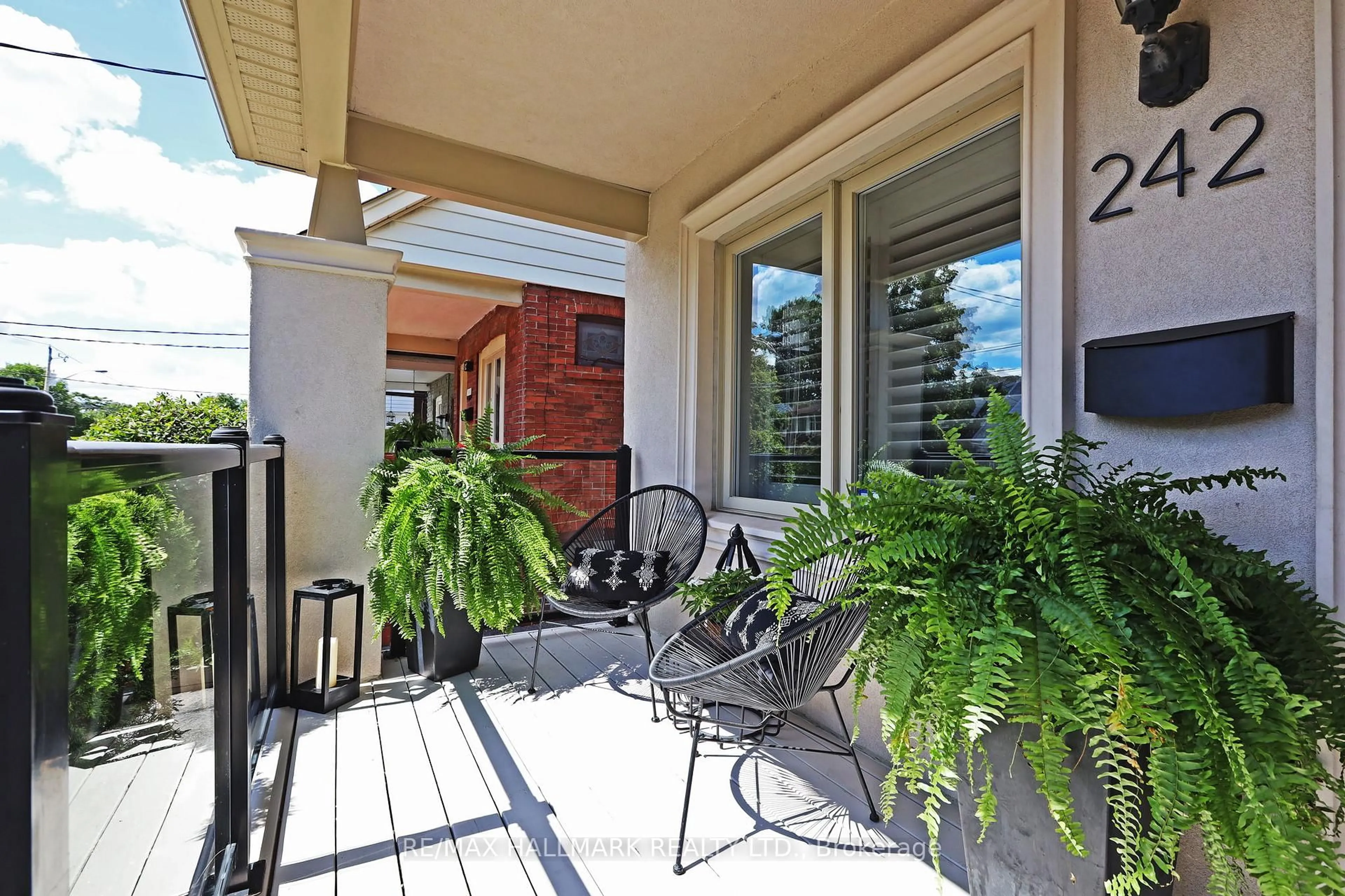 Patio, street for 242 Springdale Blvd, Toronto Ontario M4C 1Z9