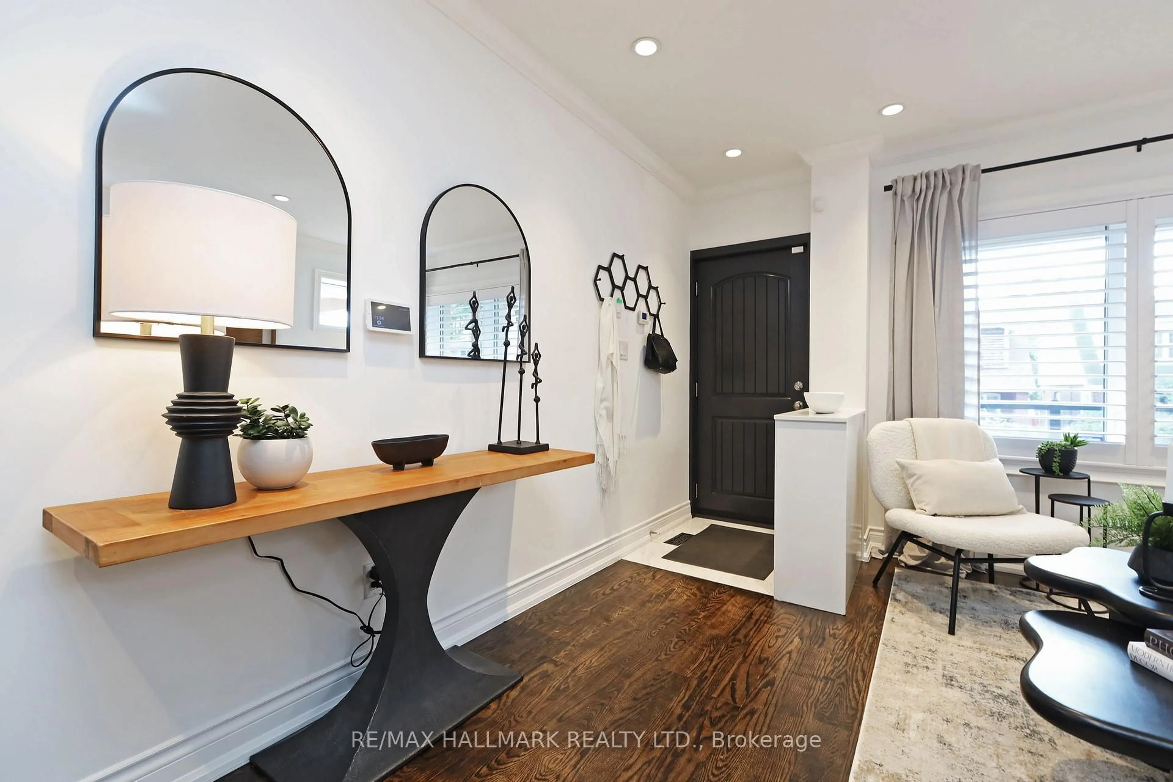 Indoor entryway for 242 Springdale Blvd, Toronto Ontario M4C 1Z9