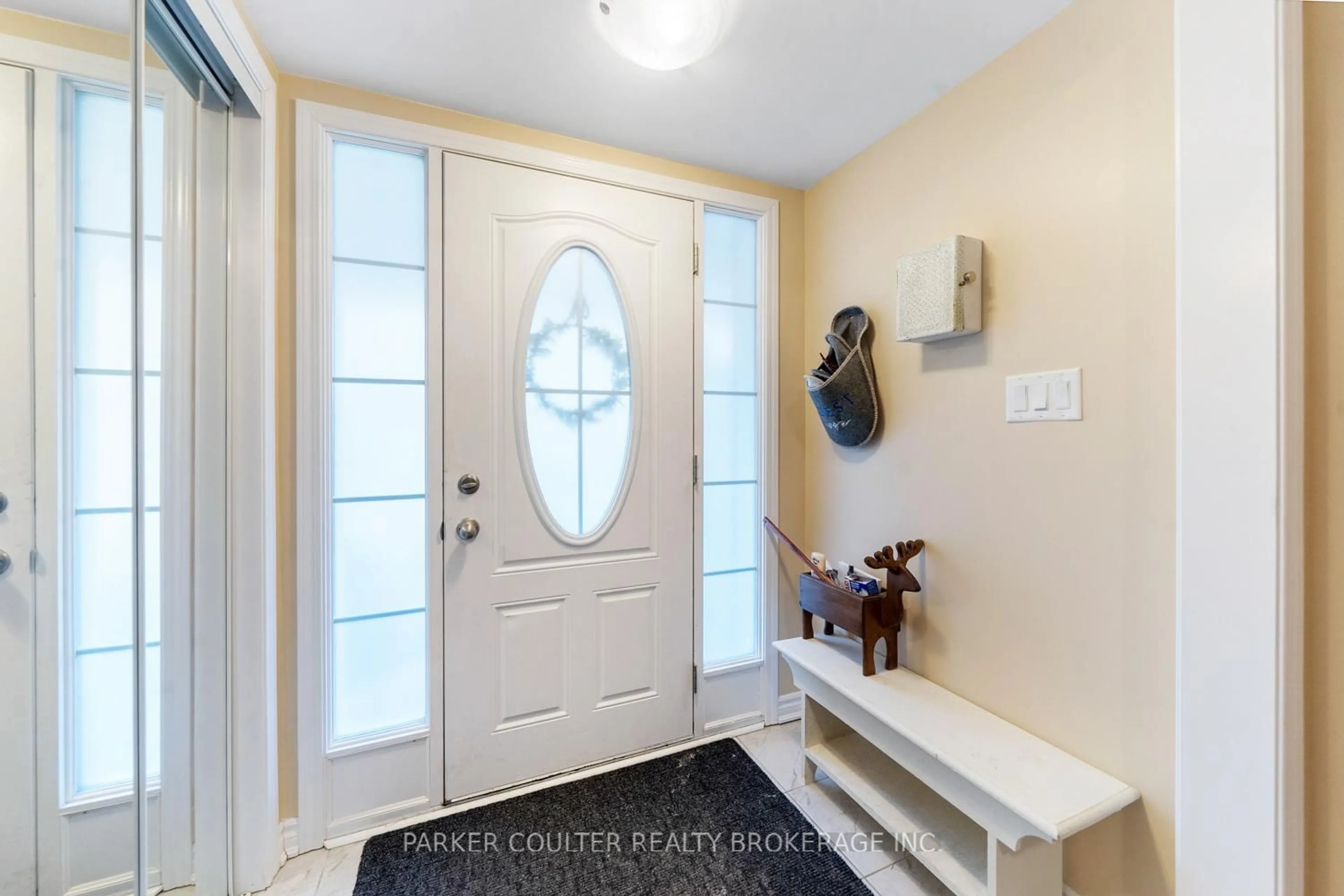 Indoor entryway for 2479 Fall Harvest Cres, Pickering Ontario L1X 0G1