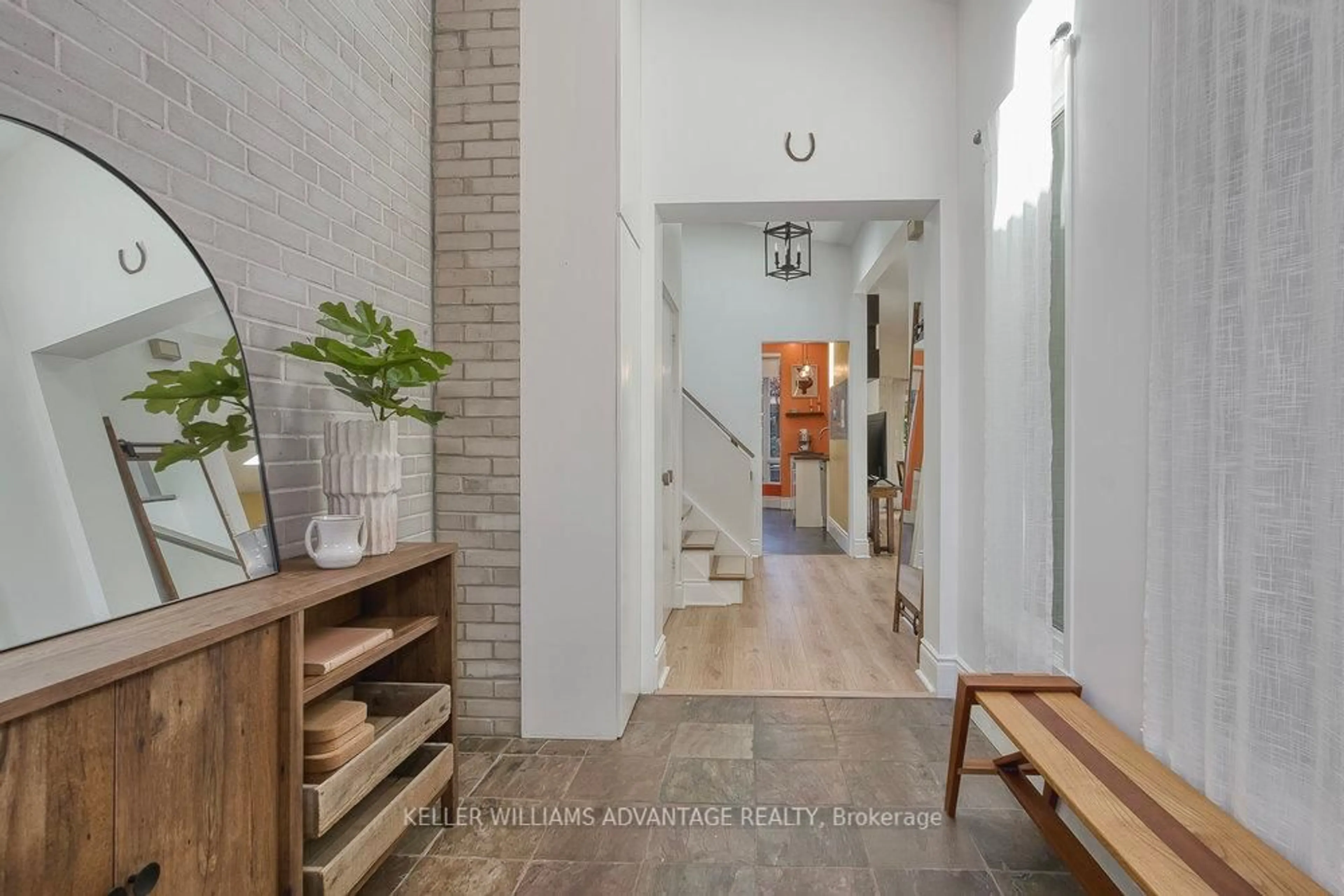 Indoor entryway for 24 Lyncroft Dr, Toronto Ontario M1E 1X7