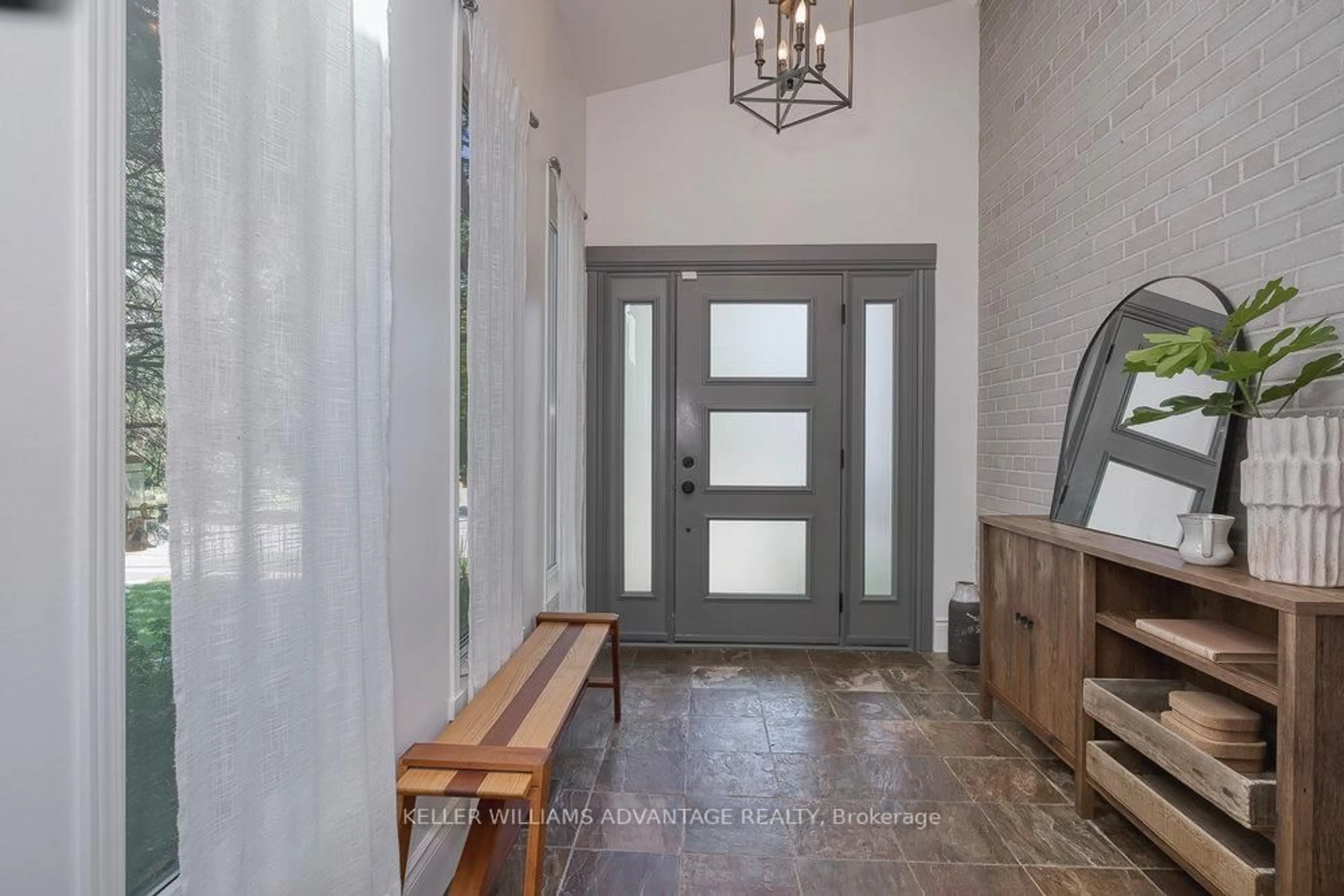 Indoor entryway for 24 Lyncroft Dr, Toronto Ontario M1E 1X7