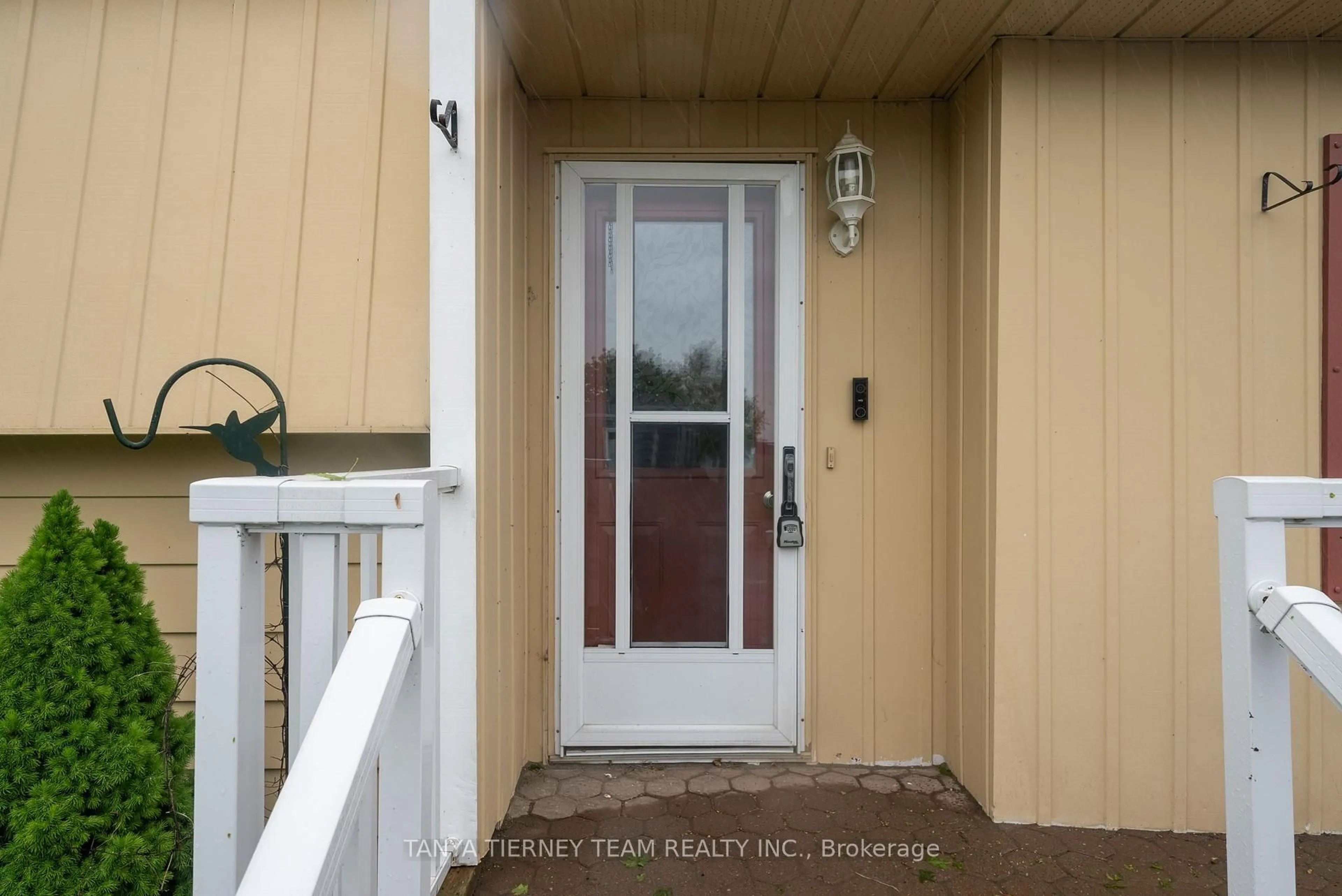 Indoor entryway for 18 The Cove Rd, Clarington Ontario L1B 1B9