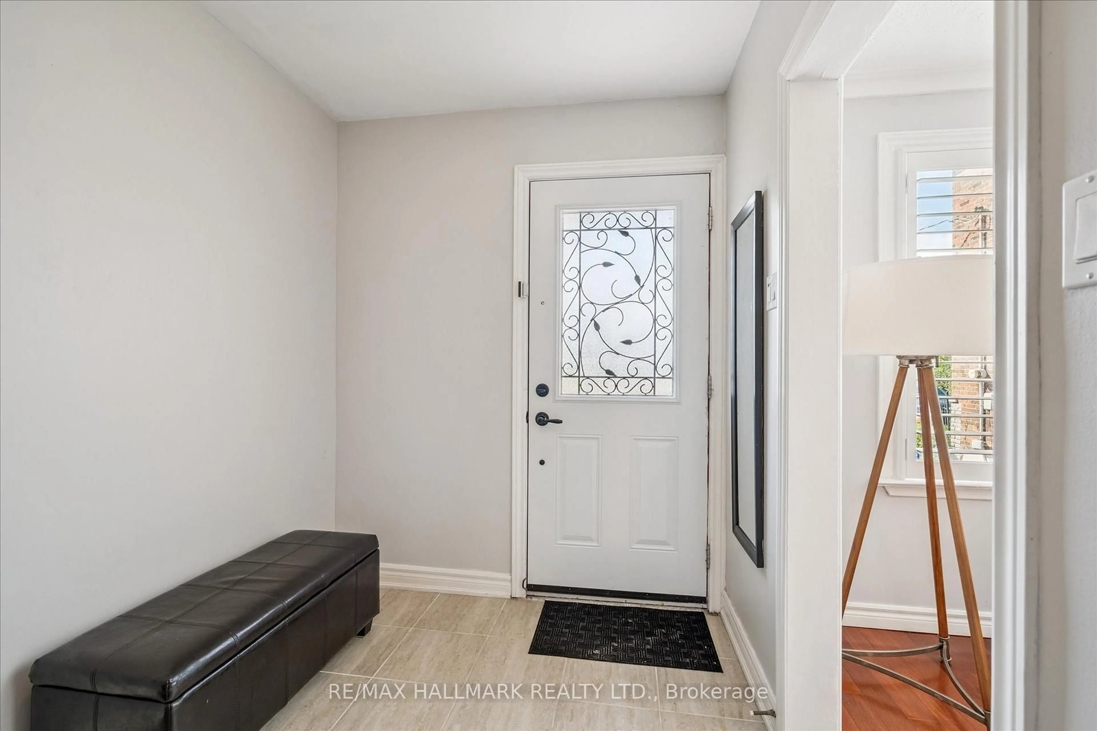 Indoor entryway for 776 Danforth Rd, Toronto Ontario M1K 1G8