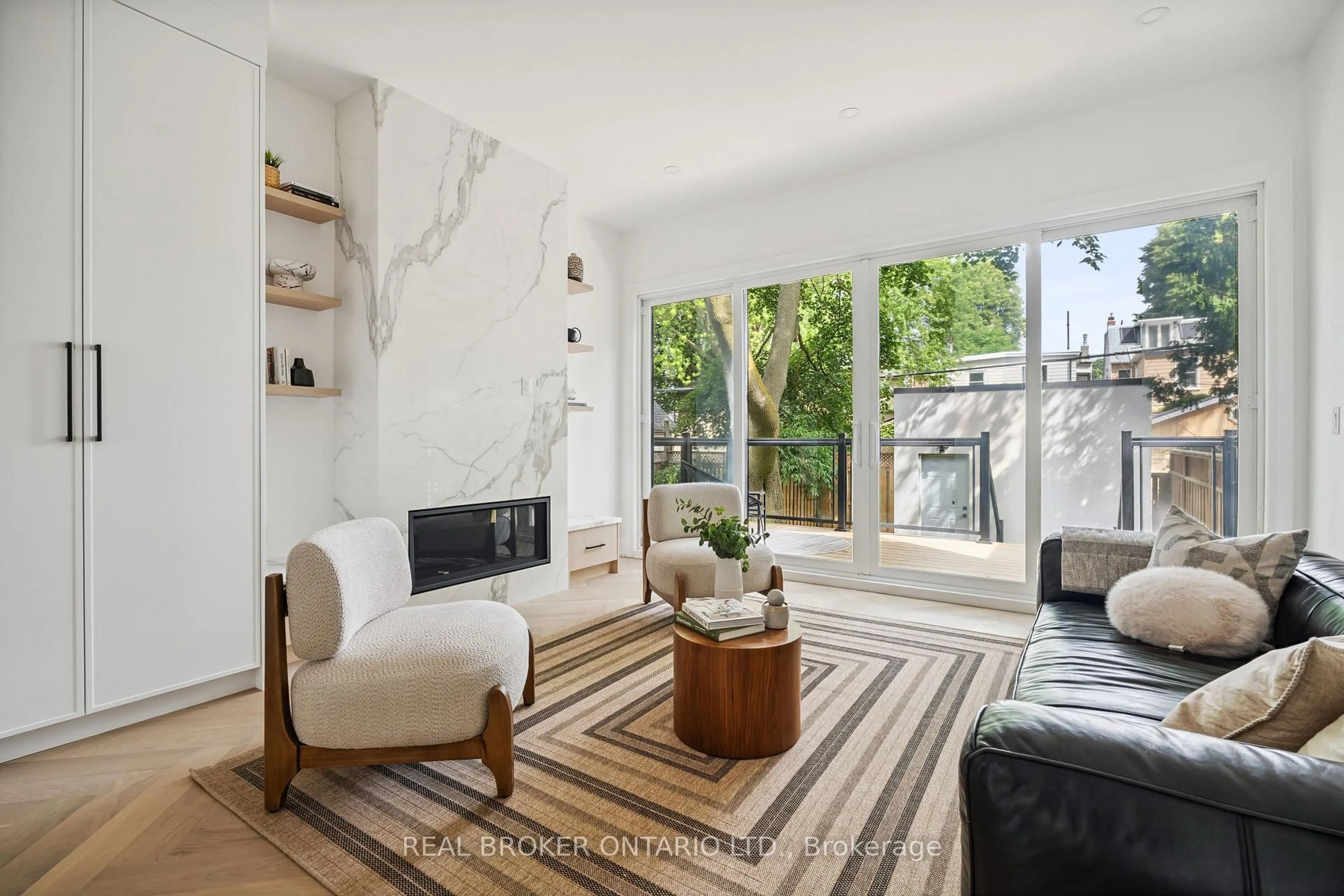 Living room with furniture, unknown for 98 Hogarth Ave, Toronto Ontario M4K 1K4