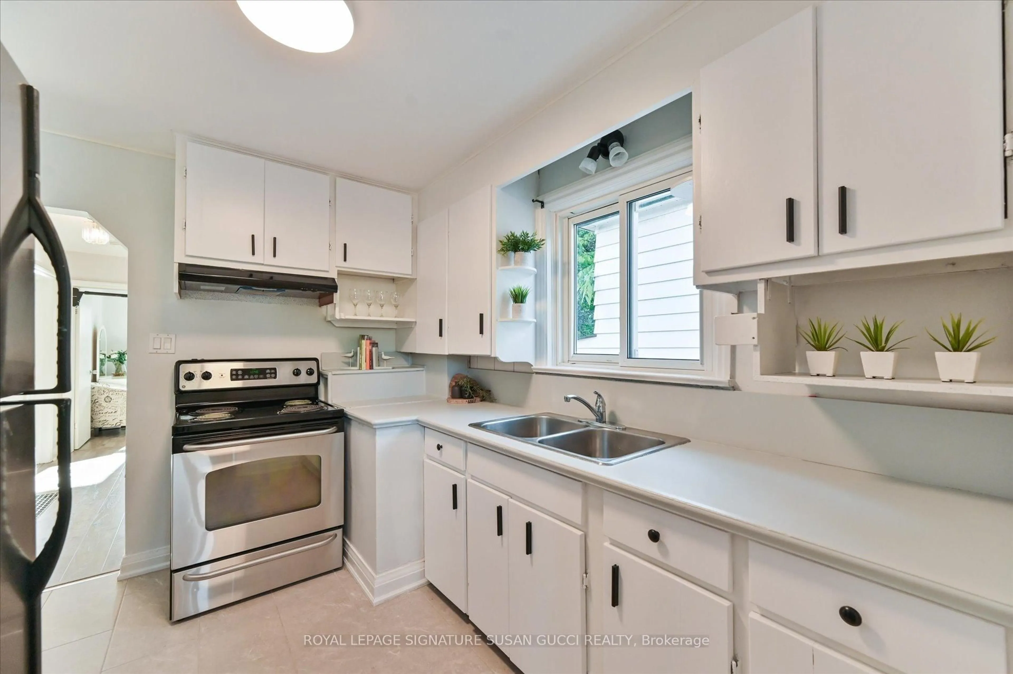 Standard kitchen, unknown for 90 Meighen Ave, Toronto Ontario M4B 2H7