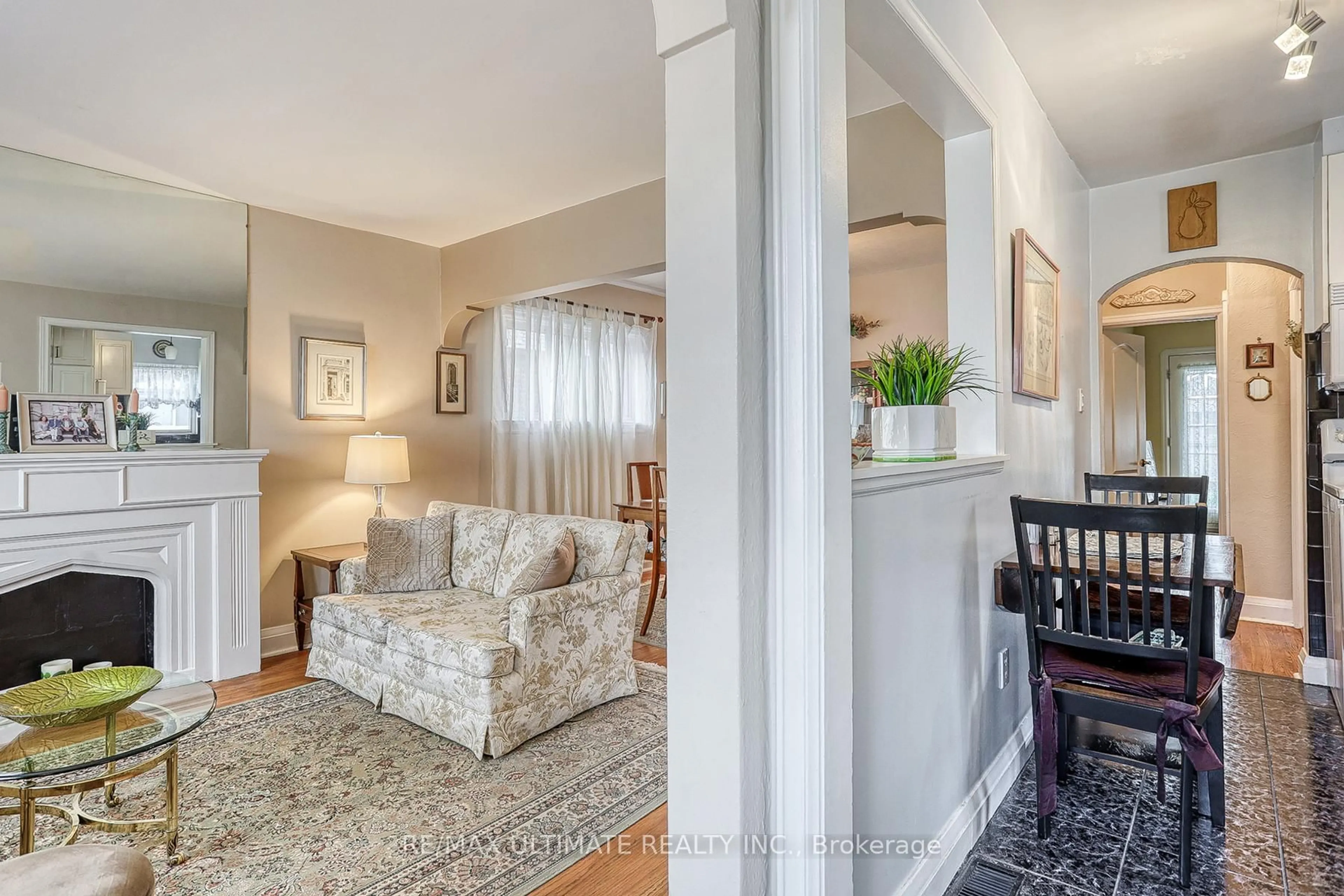 Living room with furniture, unknown for 30 joanith Dr, Toronto Ontario M4B 1S7