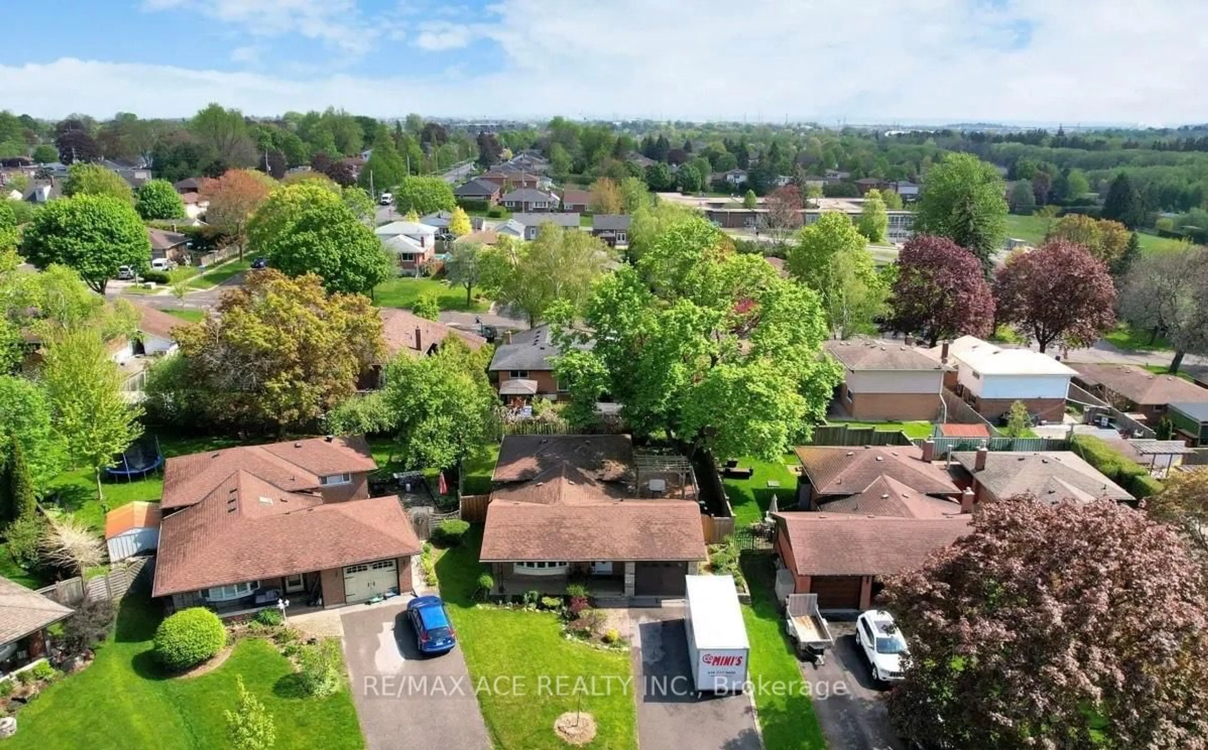 A pic from outside/outdoor area/front of a property/back of a property/a pic from drone, unknown for 603 Braemor Crt, Oshawa Ontario L1J 2X7
