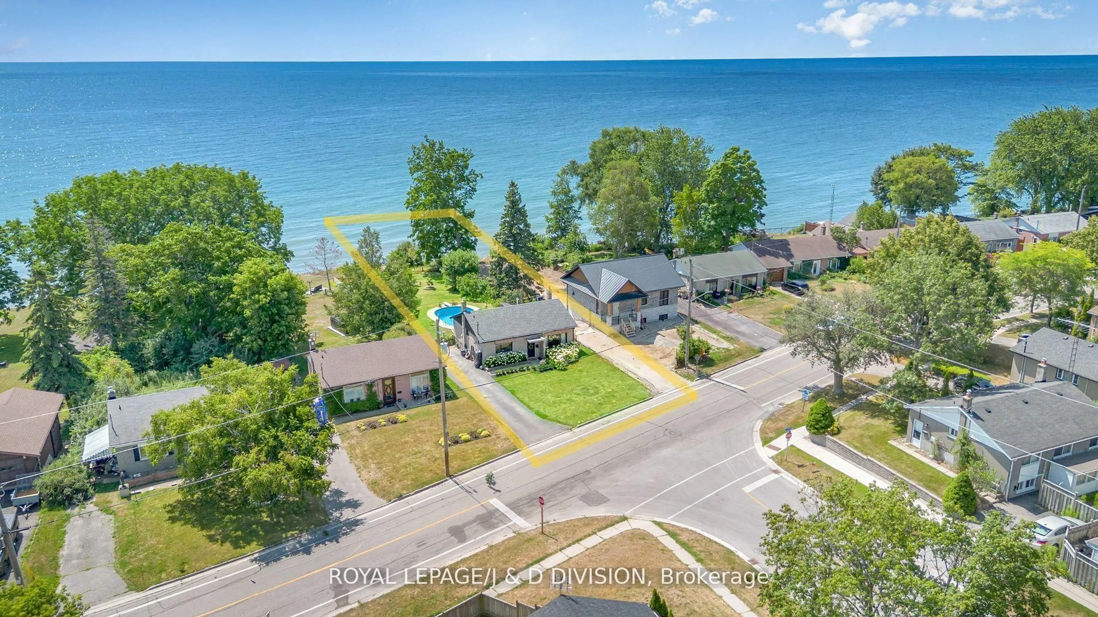 A pic from outside/outdoor area/front of a property/back of a property/a pic from drone, water/lake/river/ocean view for 695 Stone St, Oshawa Ontario L1J 1A4