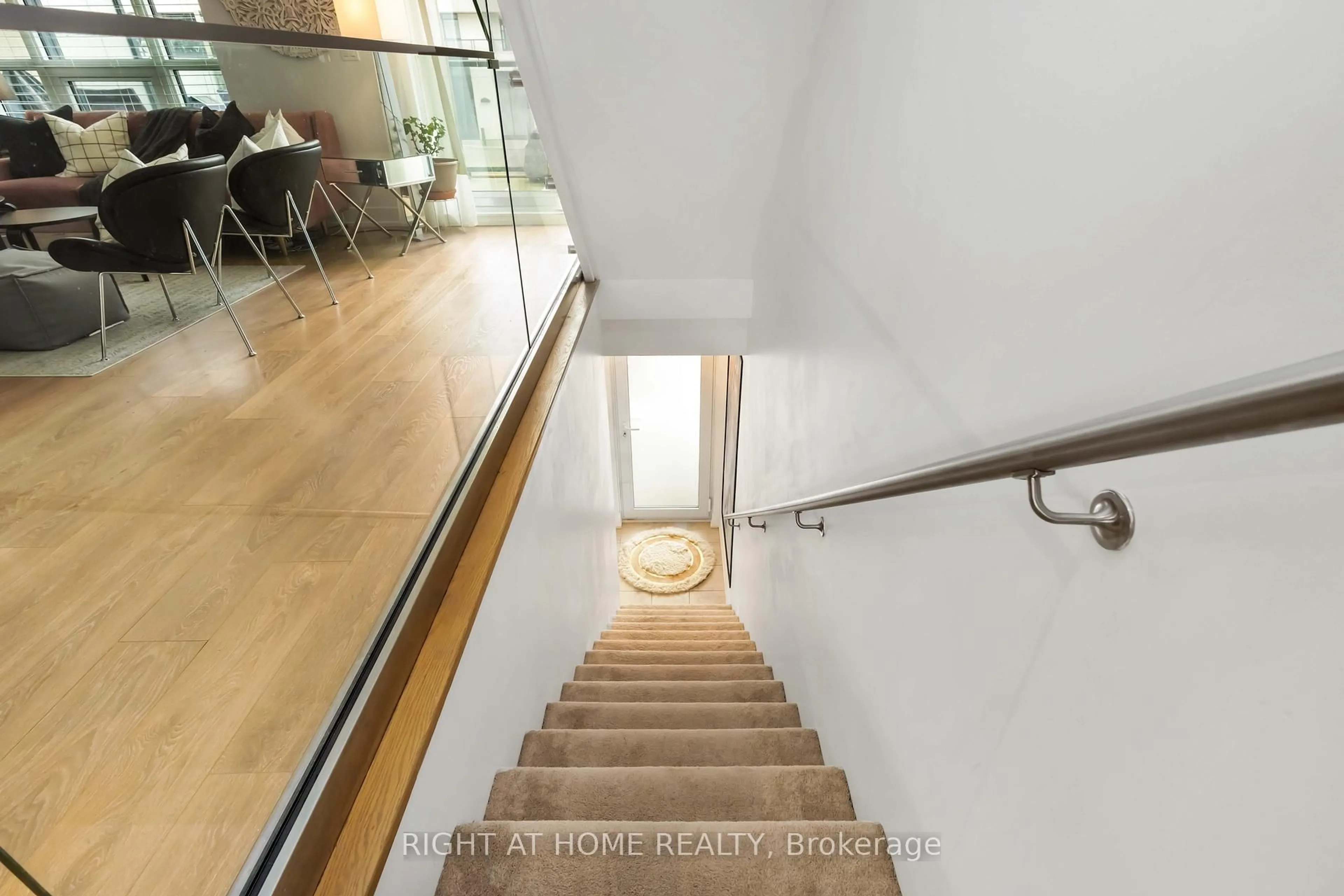 Indoor foyer for 1245 Bayly St #Th 8, Pickering Ontario L1W 0B5