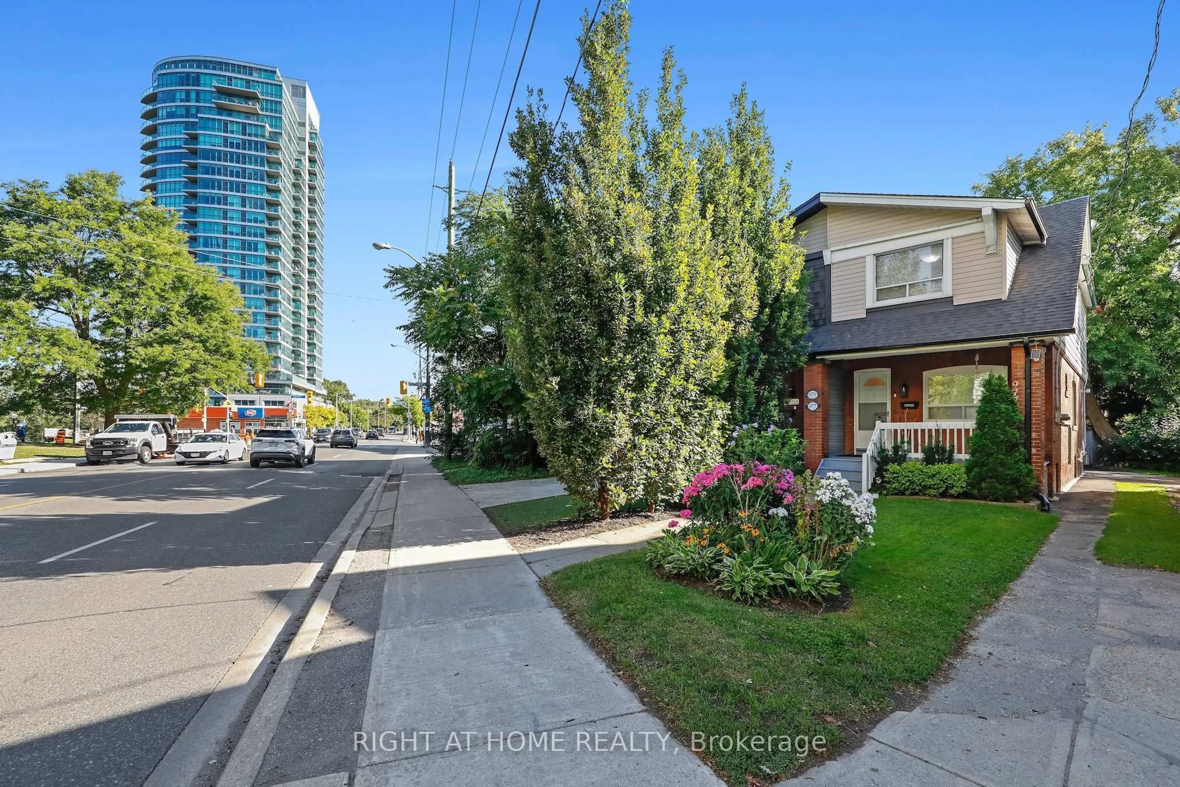 A pic from outside/outdoor area/front of a property/back of a property/a pic from drone, street for 977 Broadview Ave, Toronto Ontario M4K 2R9