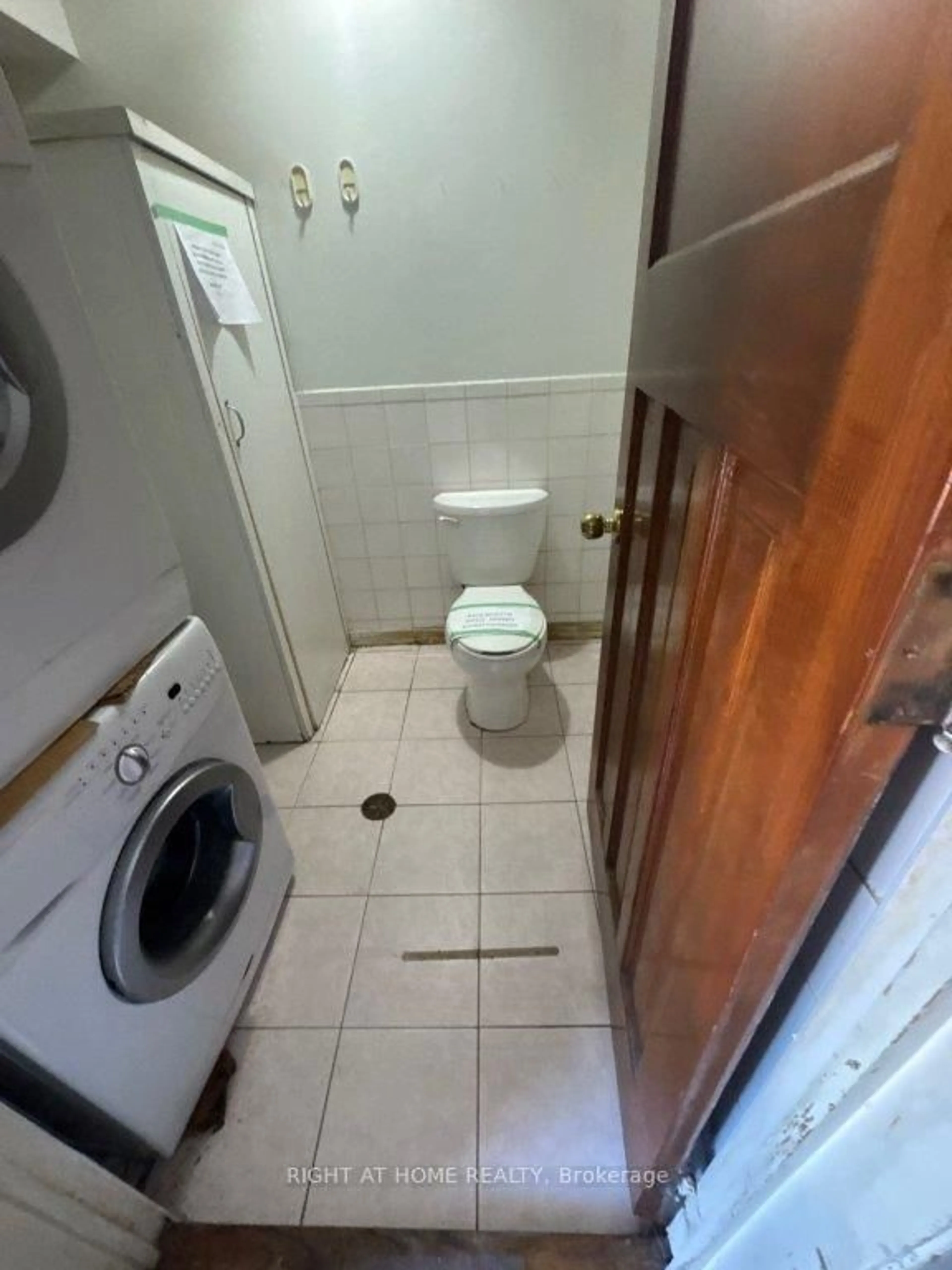 Standard bathroom, floor is not visible for 1209 Queen St #5, Toronto Ontario M4M 3H4