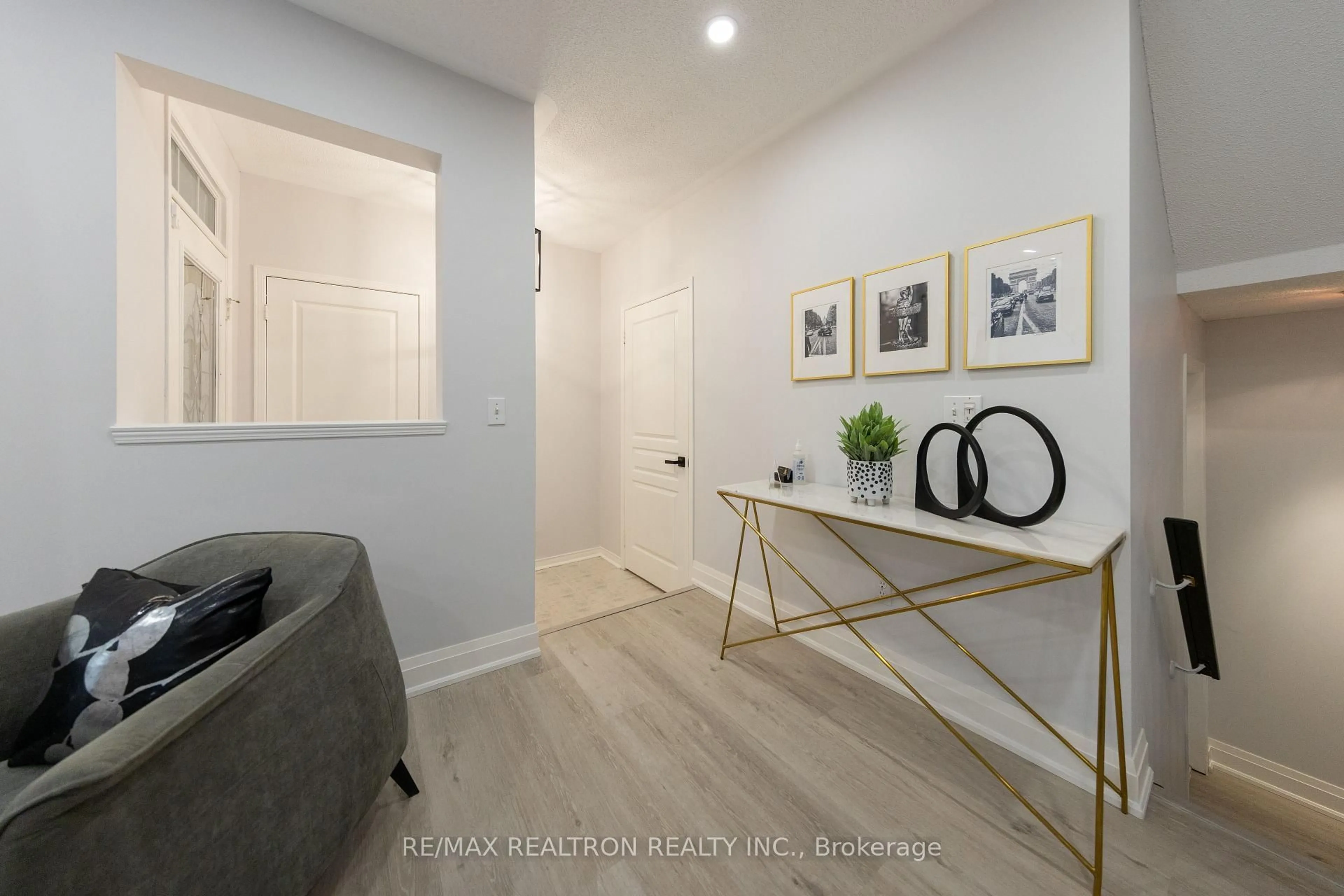Indoor entryway for 2 Randolph Ave, Whitby Ontario L1P 1N2