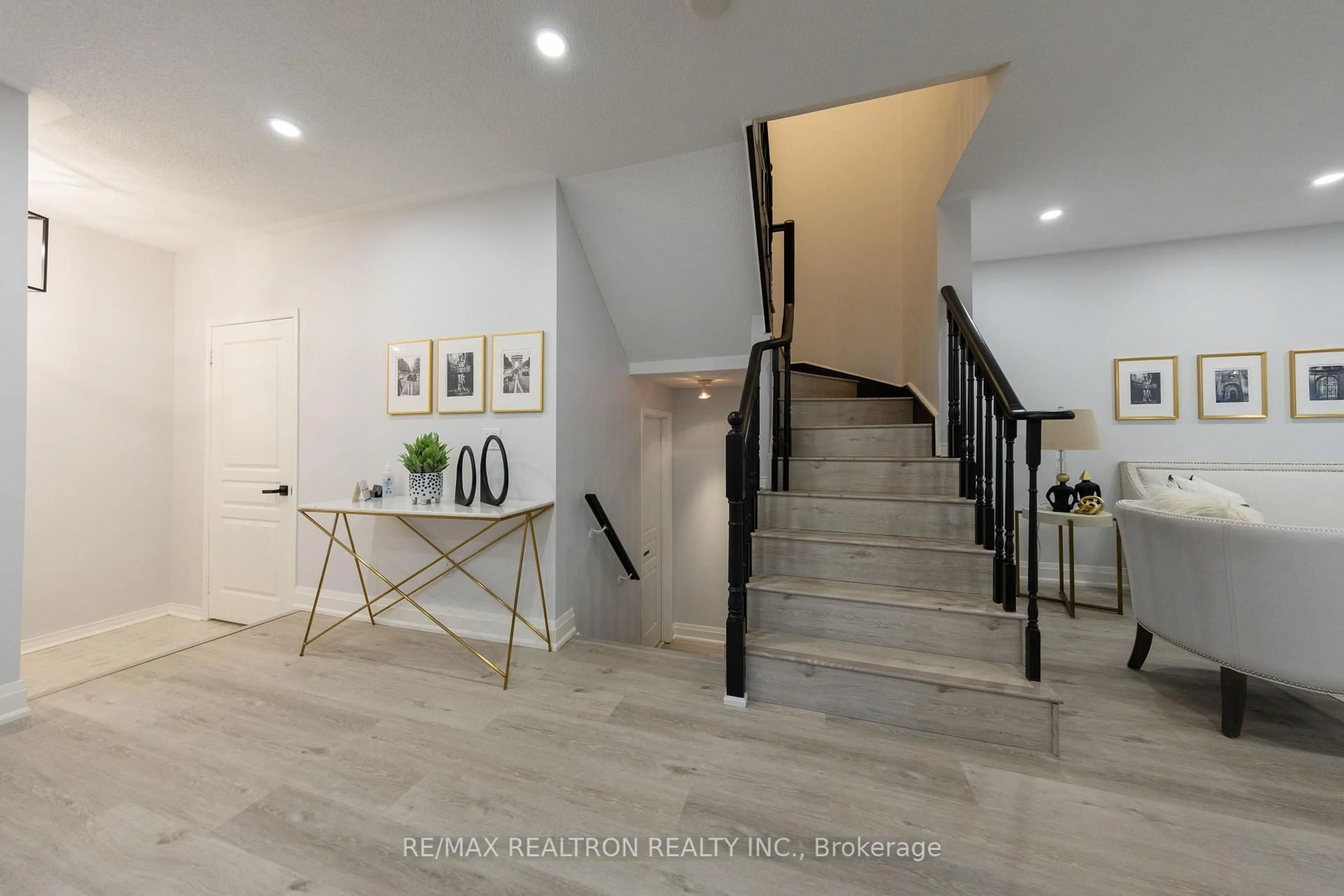 Indoor entryway for 2 Randolph Ave, Whitby Ontario L1P 1N2