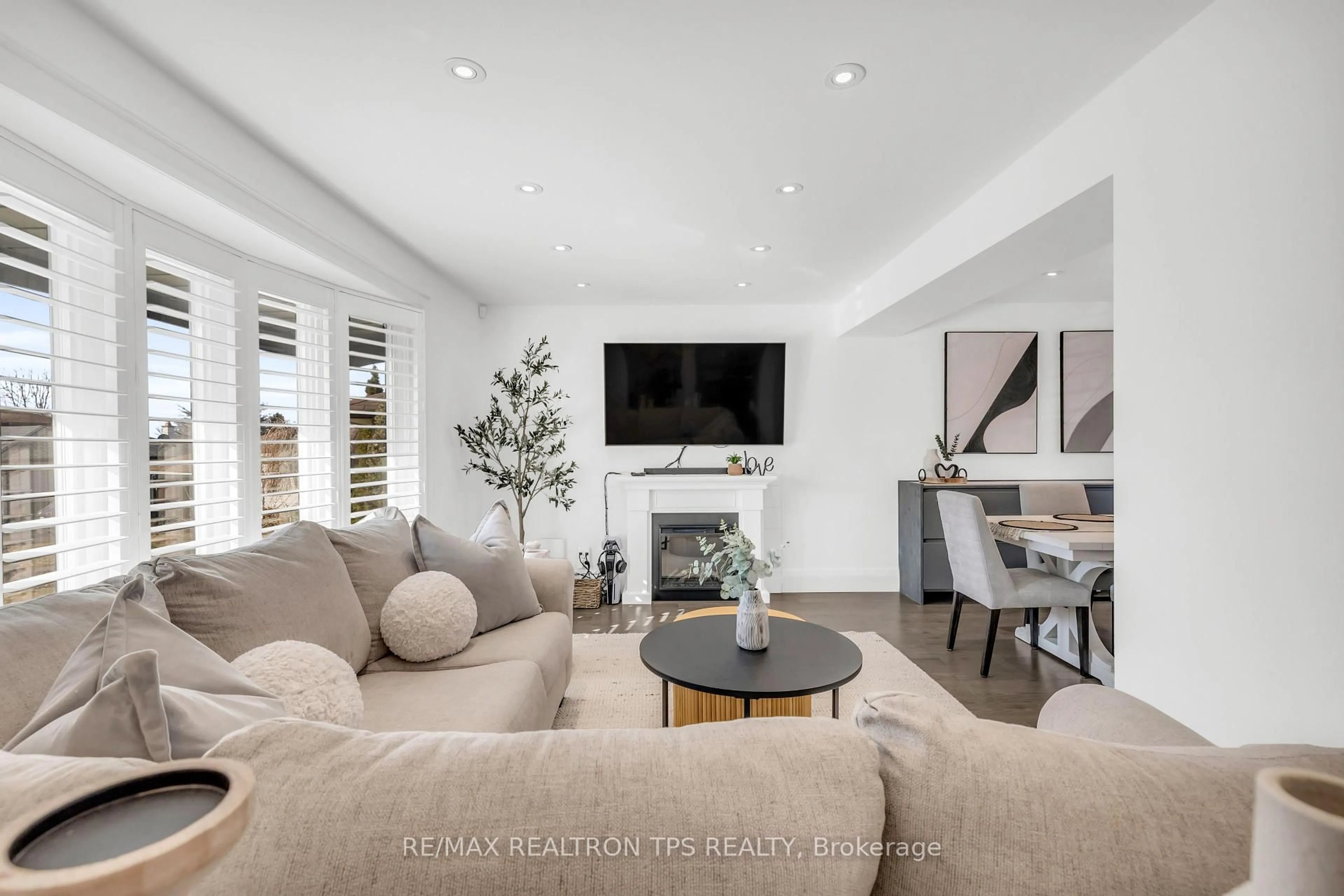 Living room with furniture, unknown for 58 Oriole Crt, Oshawa Ontario L1H 6Y5