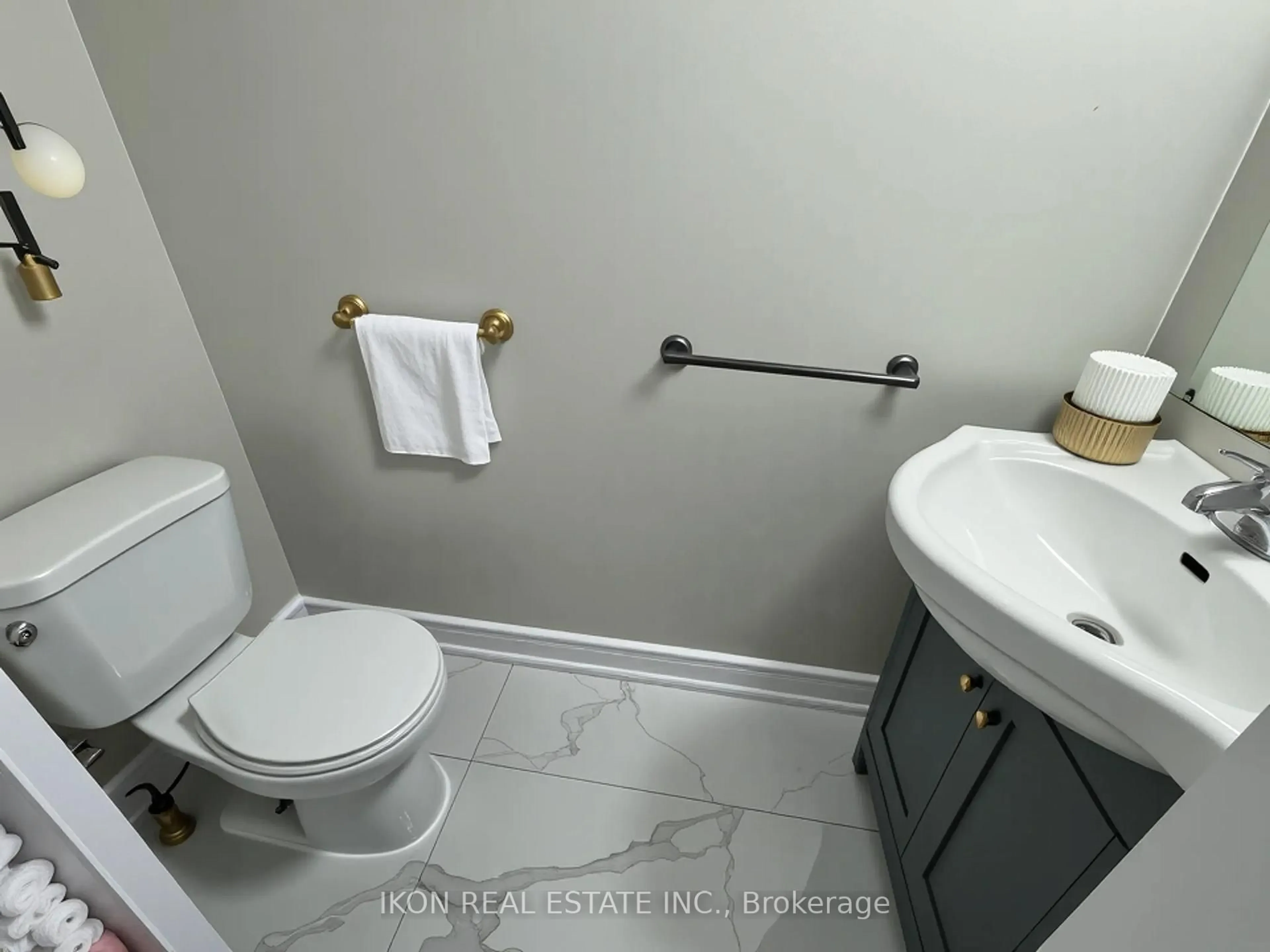 Standard bathroom, unknown for 67 Sprucedale Way, Whitby Ontario L1N 9T9