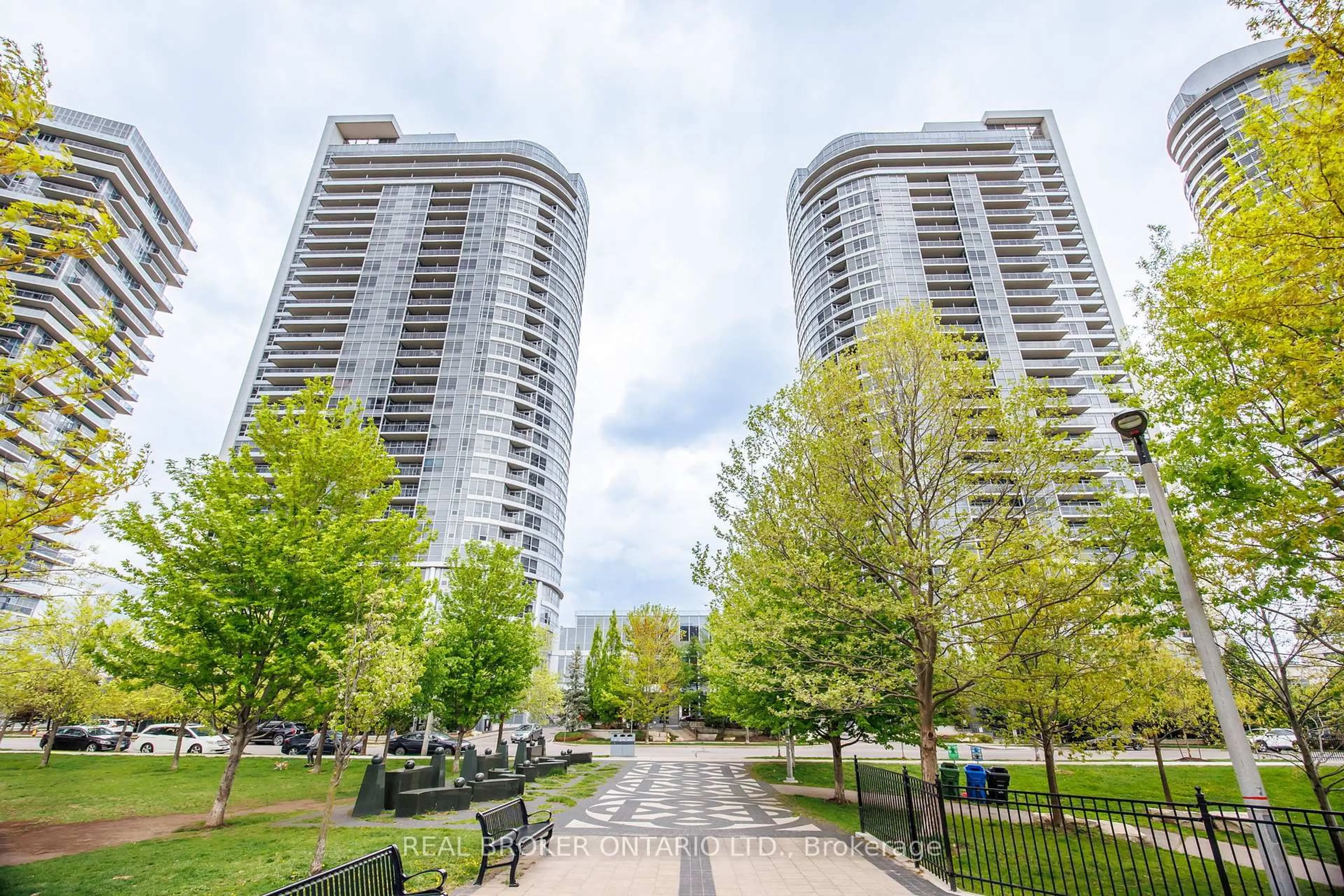 Patio, street for 181 Village Green Sq #119, Toronto Ontario M1S 0K6