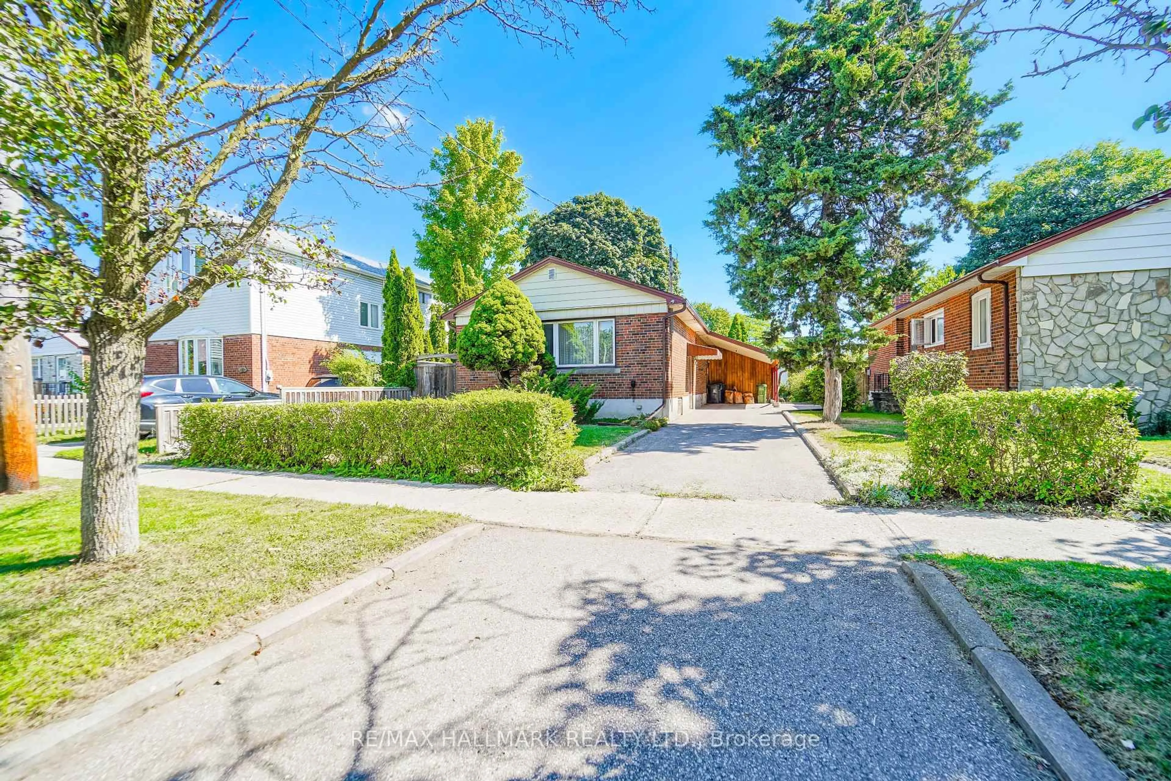 A pic from outside/outdoor area/front of a property/back of a property/a pic from drone, street for 97 Vauxhall Dr, Toronto Ontario M1P 1R1