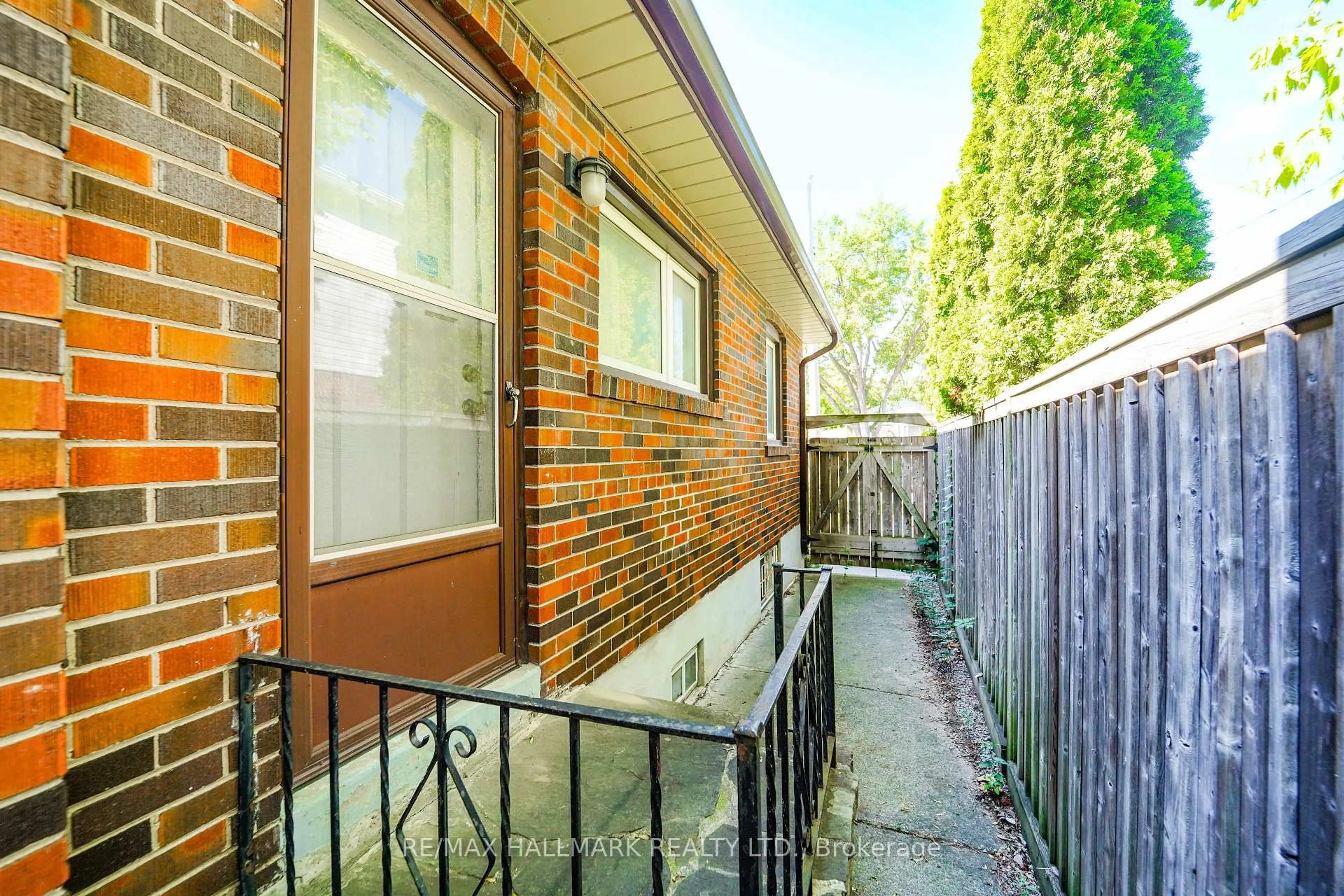 Patio, street for 97 Vauxhall Dr, Toronto Ontario M1P 1R1