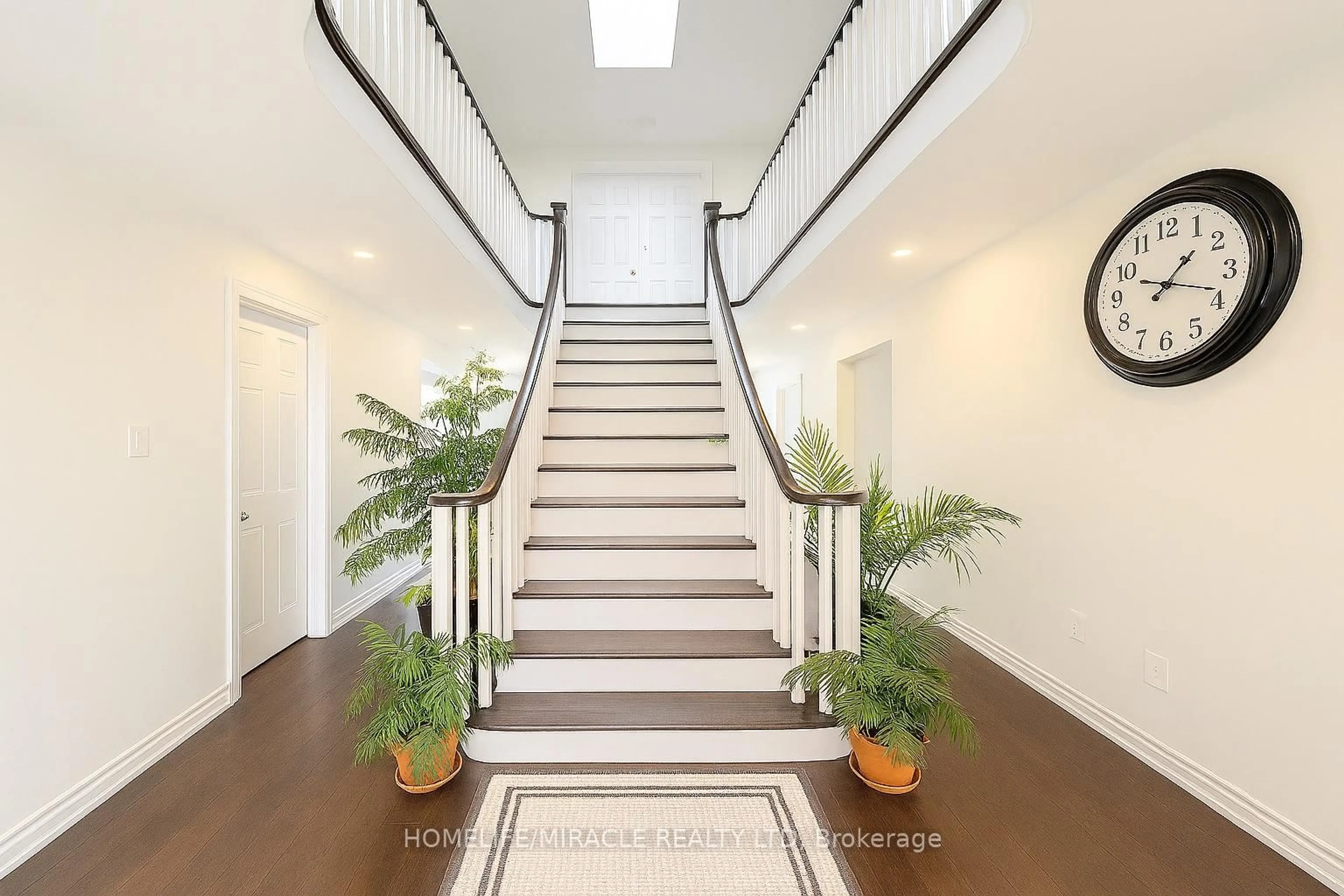 Indoor foyer for 922 Snowbird St, Oshawa Ontario L1J 8J8